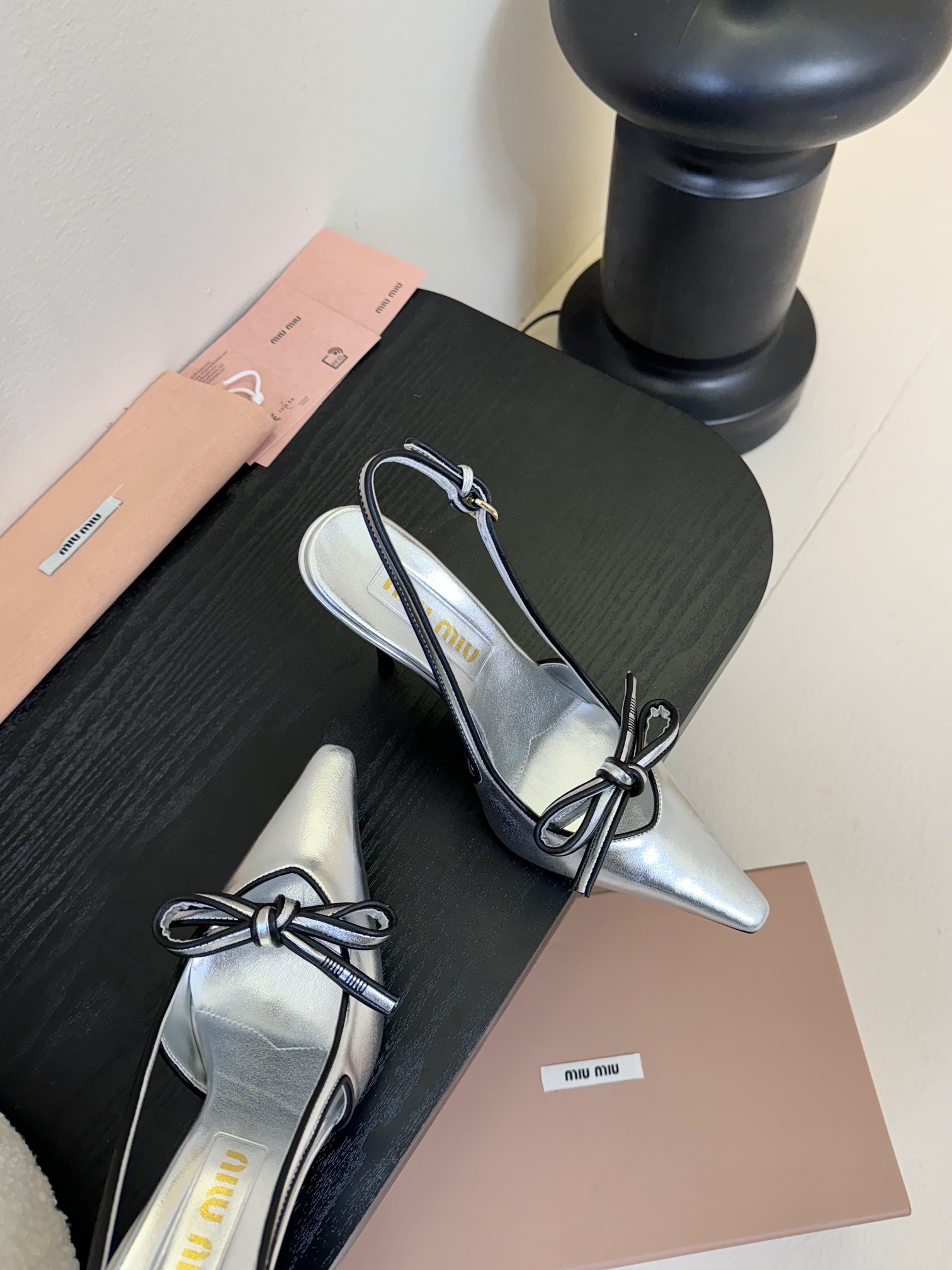 
miumiu缪缪25春夏新款复古高跟凉鞋！春夏清新配色🔥🎉曲线优美，小猫跟后空凉鞋 🌟日常穿搭都很搭🌟