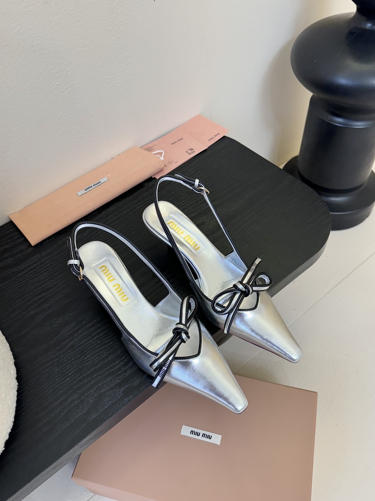 
miumiu缪缪25春夏新款复古高跟凉鞋！春夏清新配色🔥🎉曲线优美，小猫跟后空凉鞋 🌟日常穿搭都很搭🌟