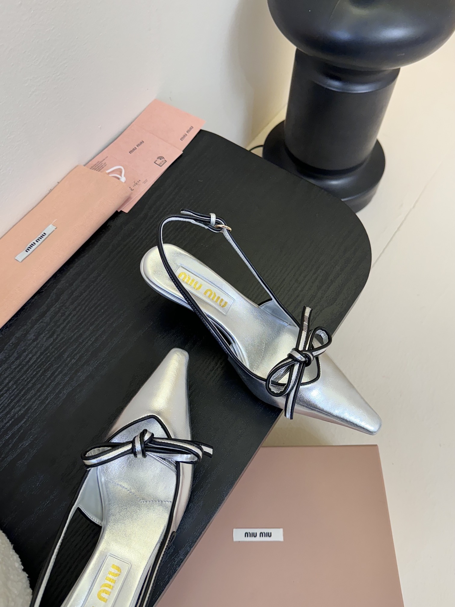 
miumiu缪缪25春夏新款复古高跟凉鞋！春夏清新配色🔥🎉曲线优美，小猫跟后空凉鞋 🌟日常穿搭都很搭🌟