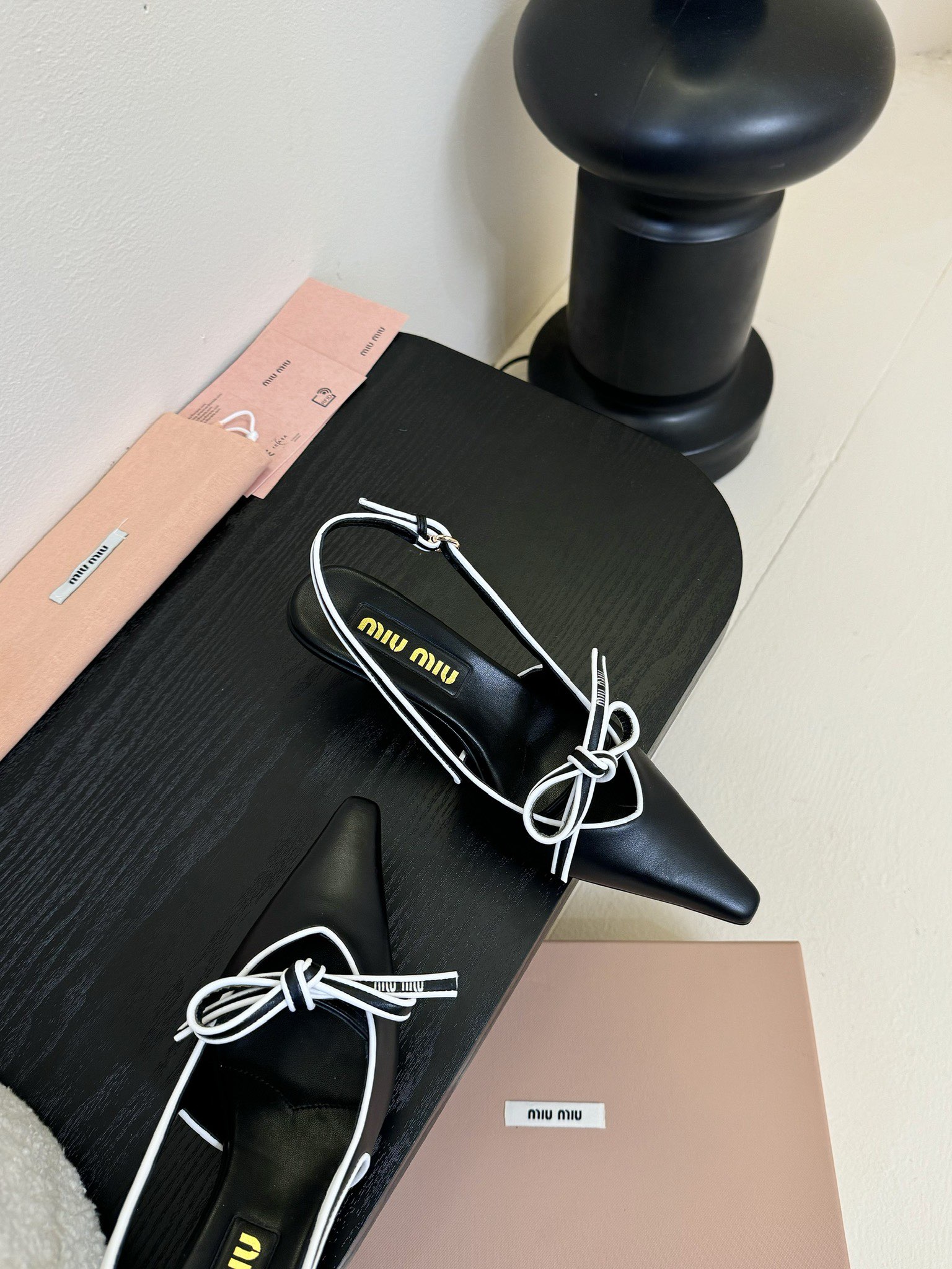 
miumiu缪缪25春夏新款复古高跟凉鞋！春夏清新配色🔥🎉曲线优美，小猫跟后空凉鞋 🌟日常穿搭都很搭🌟