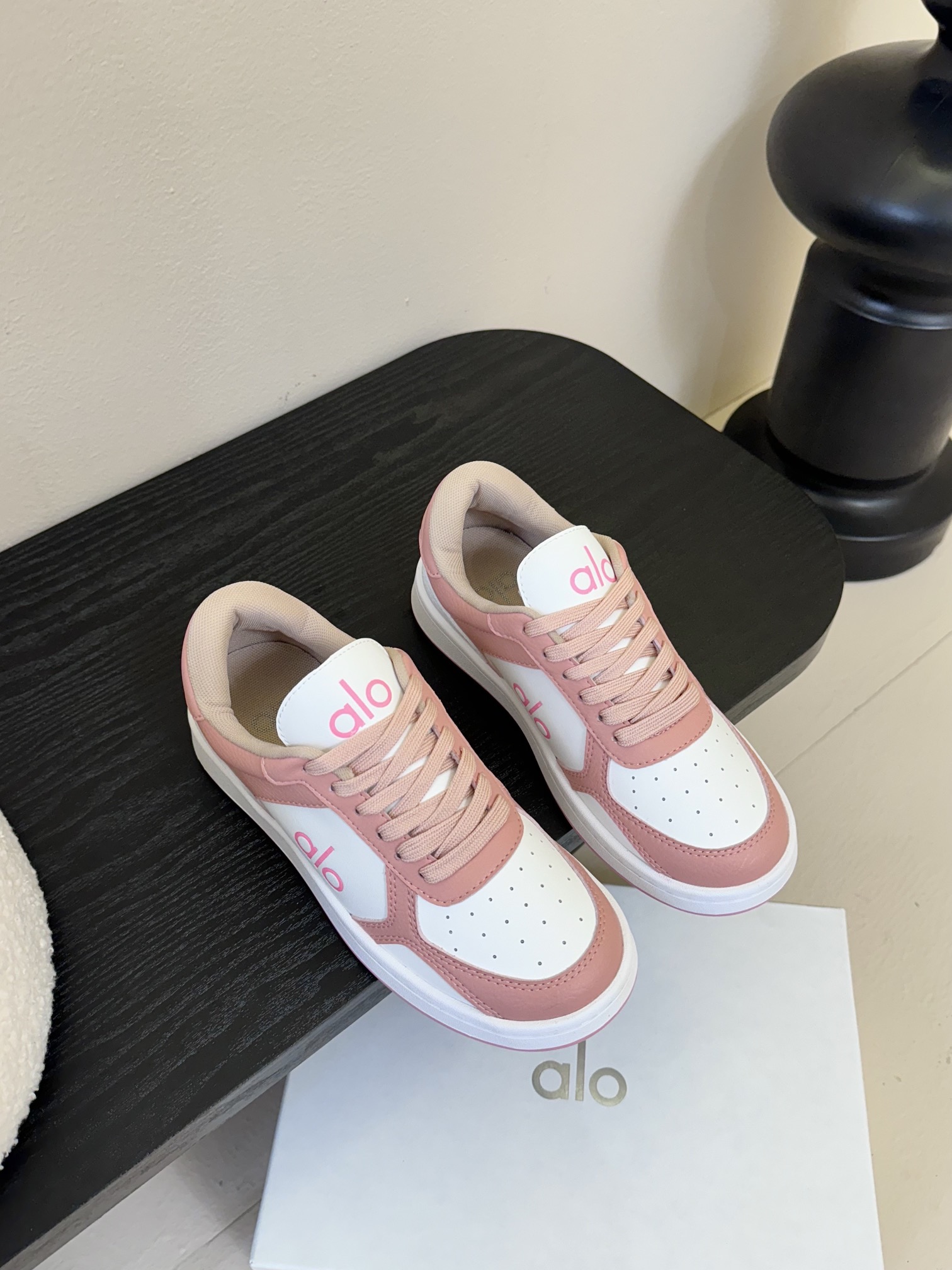 
alo25ss 春夏新款 拼色小白鞋厚底舒适休闲款

alo比耐克更懂女生！上脚超级百搭！而且超级舒适