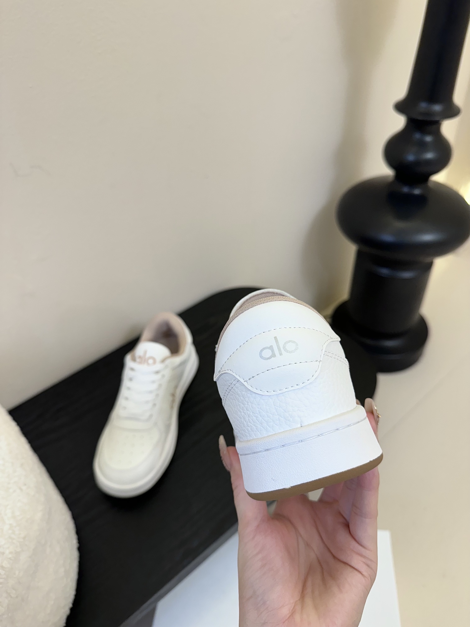
alo25ss 春夏新款 拼色小白鞋厚底舒适休闲款

alo比耐克更懂女生！上脚超级百搭！而且超级舒适