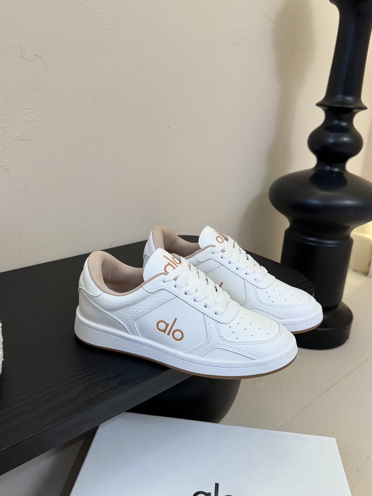 
alo25ss 春夏新款 拼色小白鞋厚底舒适休闲款

alo比耐克更懂女生！上脚超级百搭！而且超级舒适