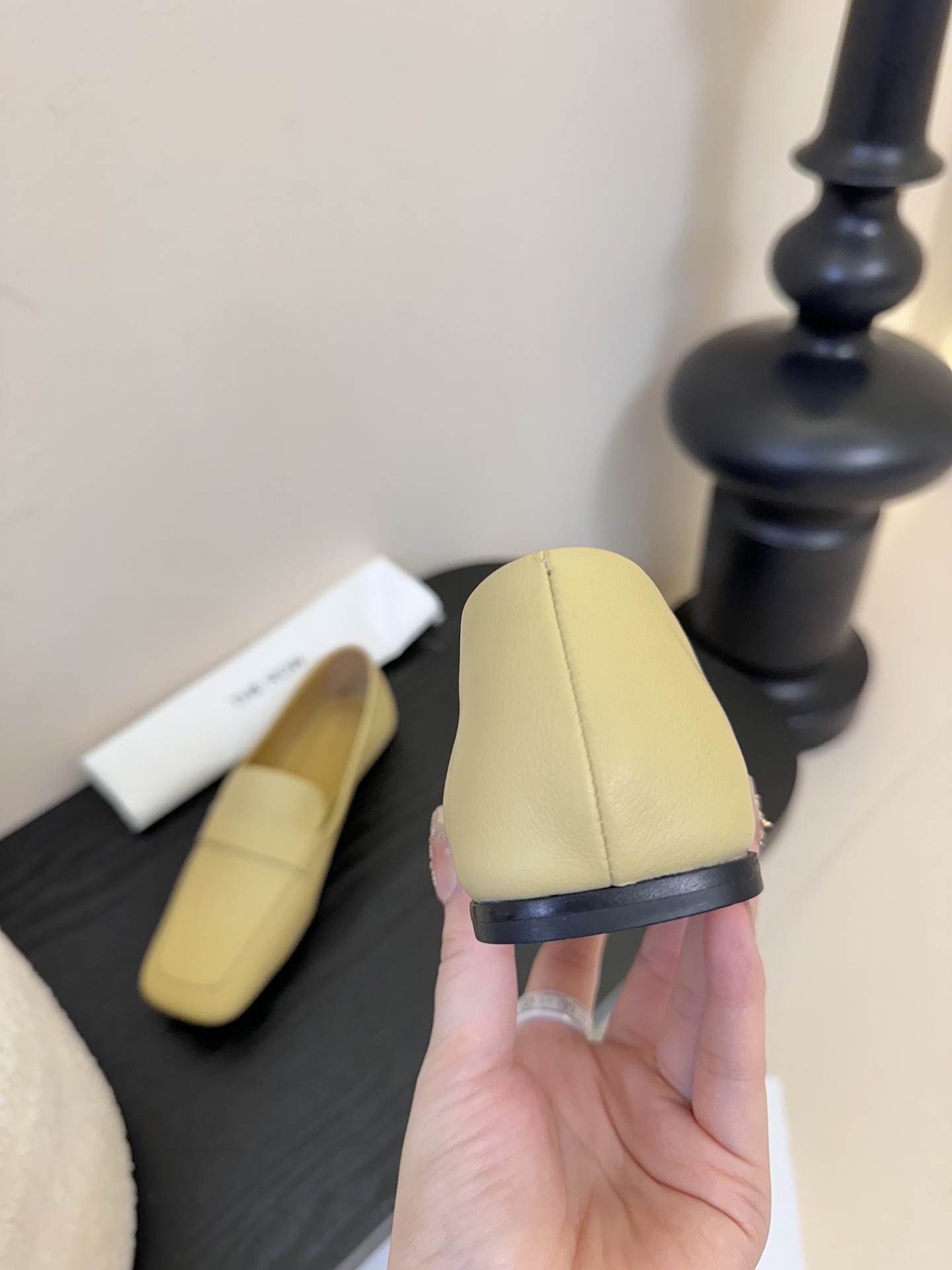 
the row方头极简百搭平底乐福鞋这款真的是史上我穿过最最舒服的款式太柔软啦！磨脚星人一定要收了它 