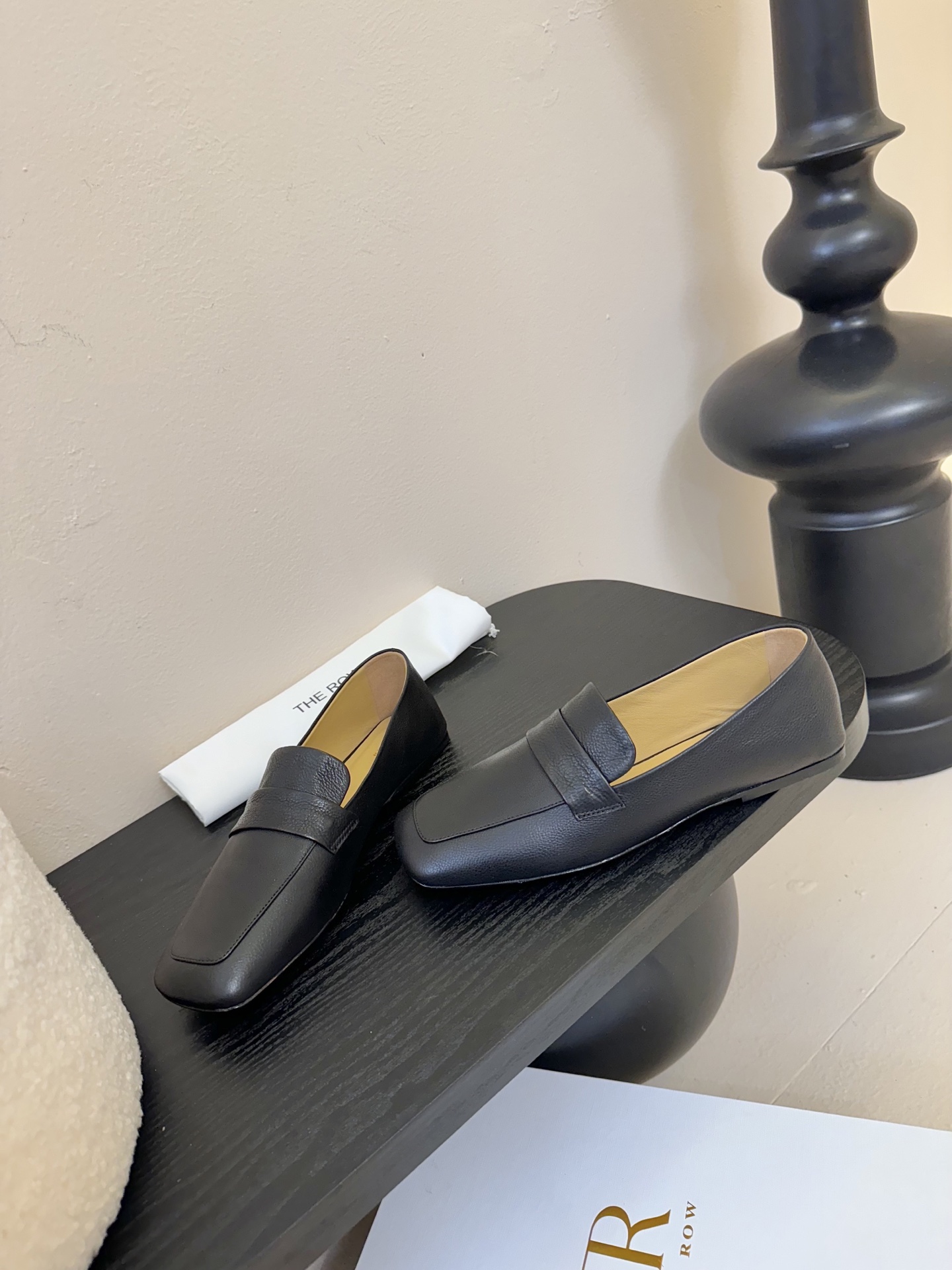 
the row方头极简百搭平底乐福鞋这款真的是史上我穿过最最舒服的款式太柔软啦！磨脚星人一定要收了它 