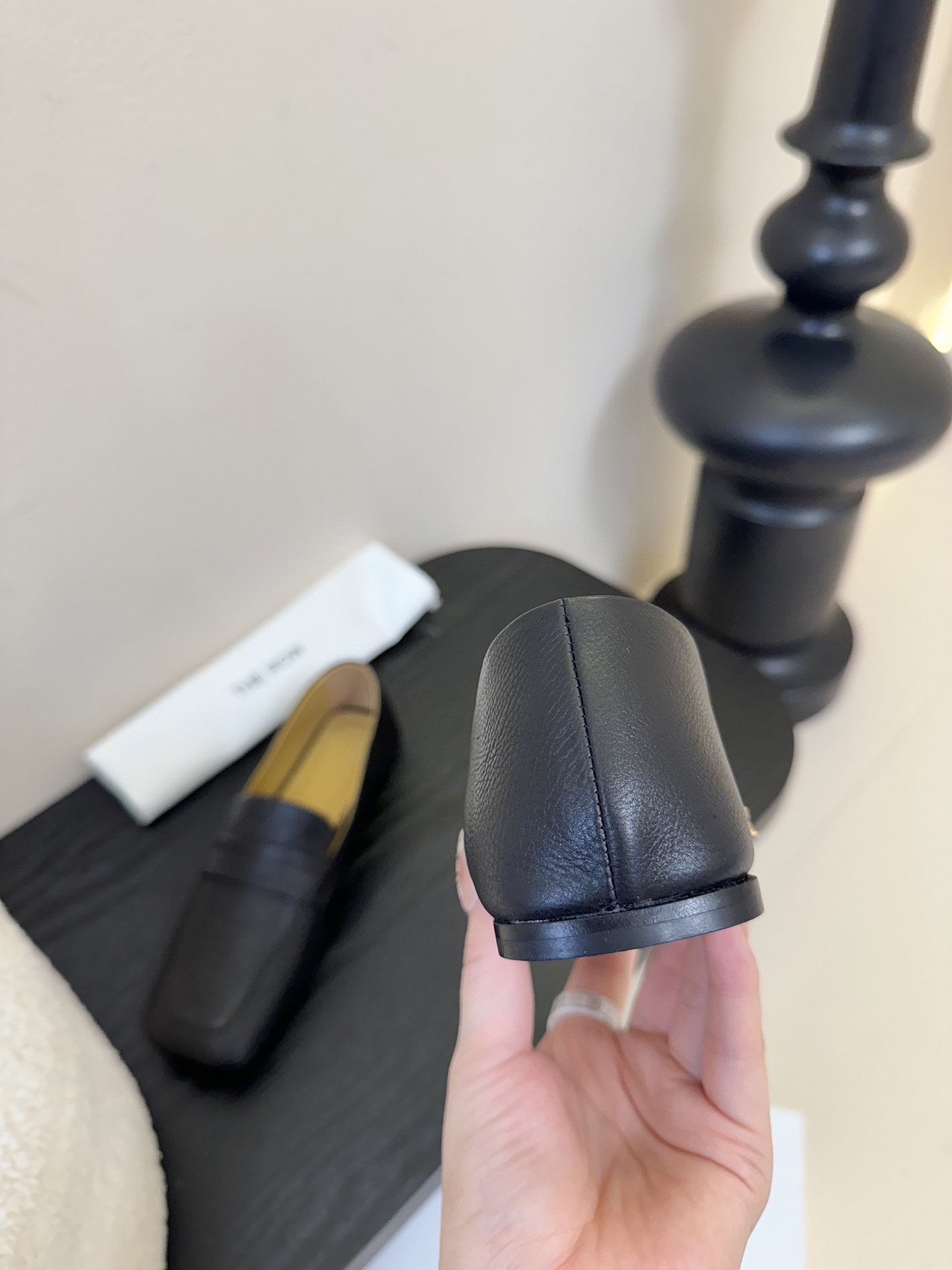 
the row方头极简百搭平底乐福鞋这款真的是史上我穿过最最舒服的款式太柔软啦！磨脚星人一定要收了它 
