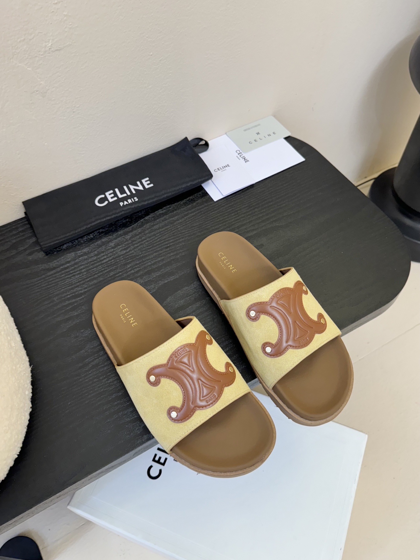  
Celine思琳凯旋门春夏新款勃肯拖鞋
高级感十足 网红ins种草神器、非常复古风、气场十足单品、设
