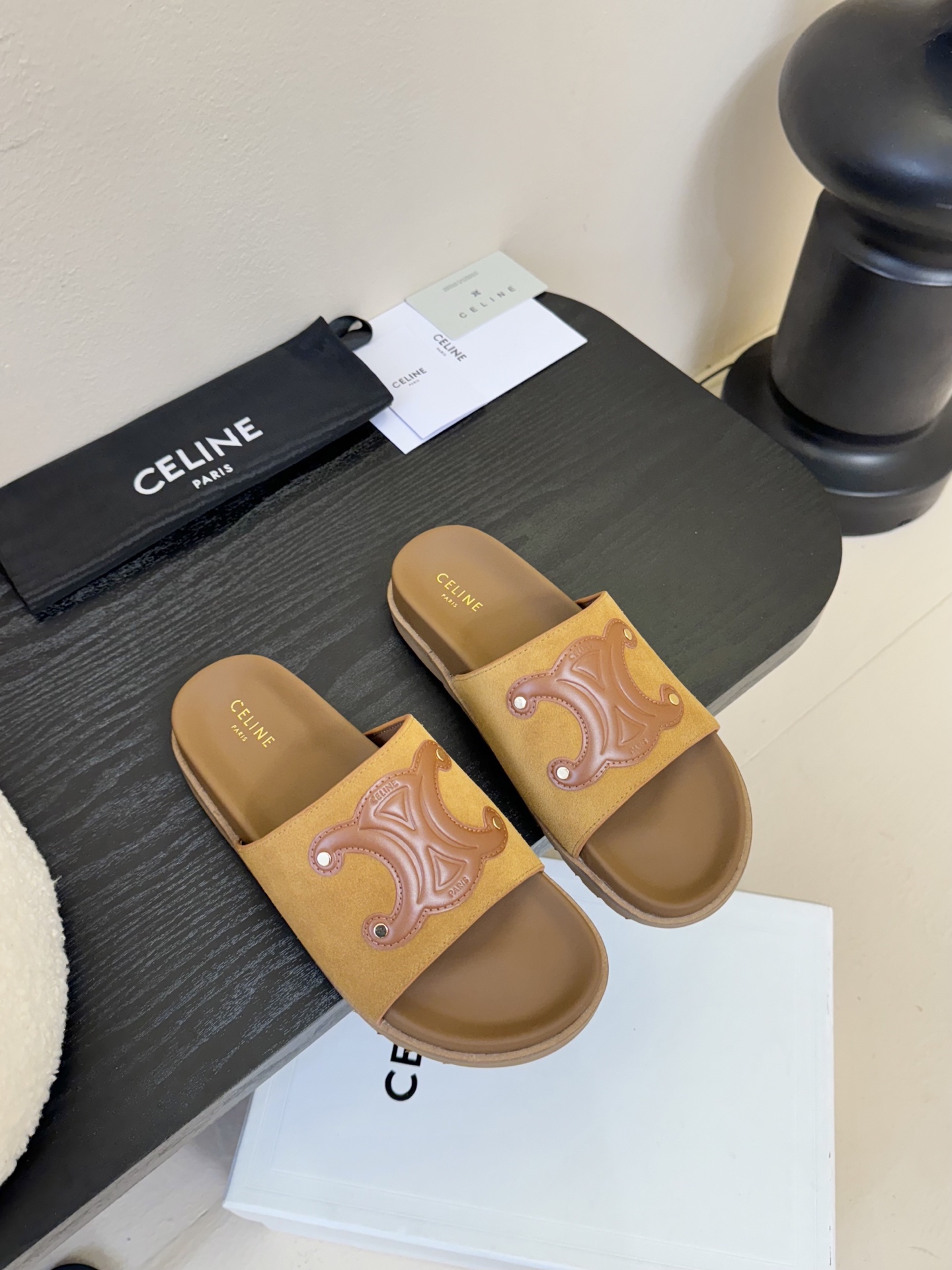  
Celine思琳凯旋门春夏新款勃肯拖鞋
高级感十足 网红ins种草神器、非常复古风、气场十足单品、设