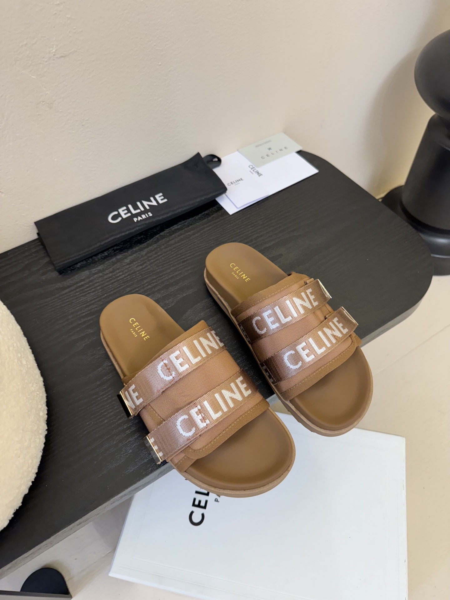 
CELINE思琳代级别 春夏新品凯旋门复古罗马凉鞋拖鞋  进出专柜无压力，重工版，拒绝一眼假low货 