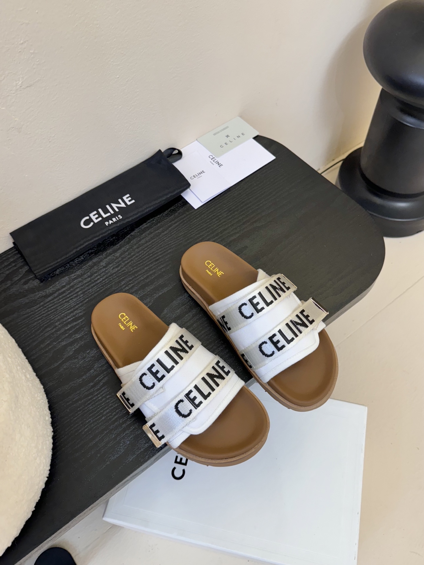 
CELINE思琳代级别 春夏新品凯旋门复古罗马凉鞋拖鞋  进出专柜无压力，重工版，拒绝一眼假low货 
