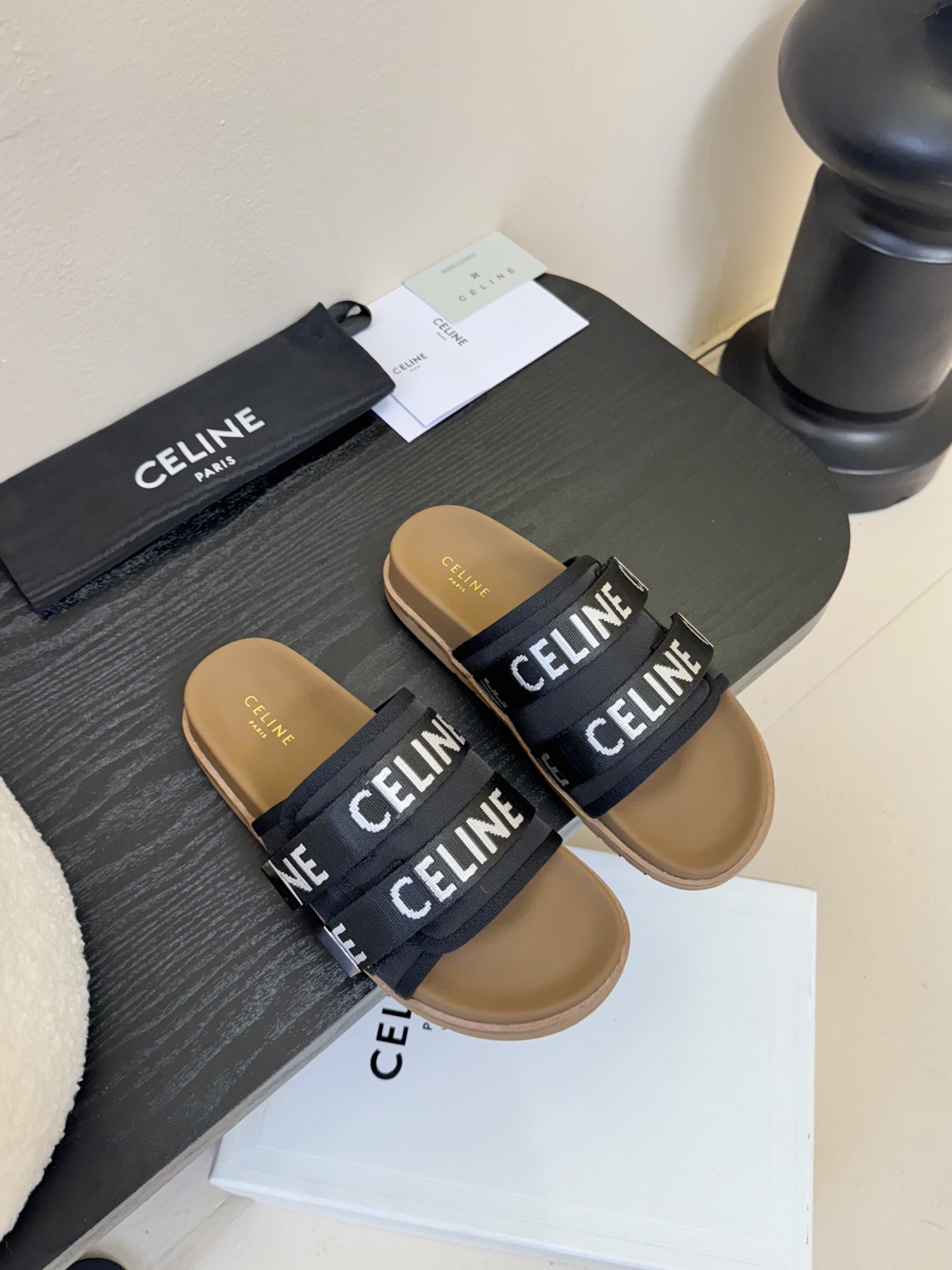 
CELINE思琳代级别 春夏新品凯旋门复古罗马凉鞋拖鞋  进出专柜无压力，重工版，拒绝一眼假low货 