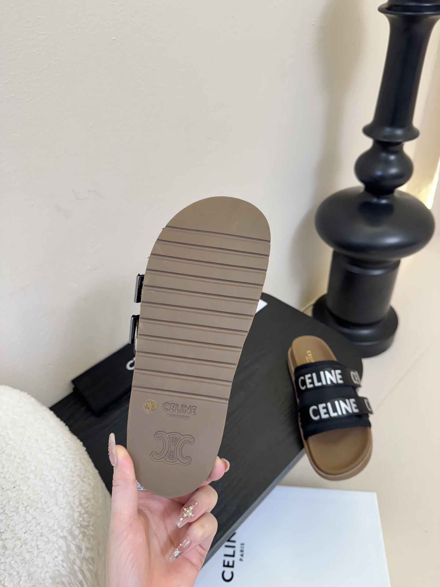 
CELINE思琳代级别 春夏新品凯旋门复古罗马凉鞋拖鞋  进出专柜无压力，重工版，拒绝一眼假low货 