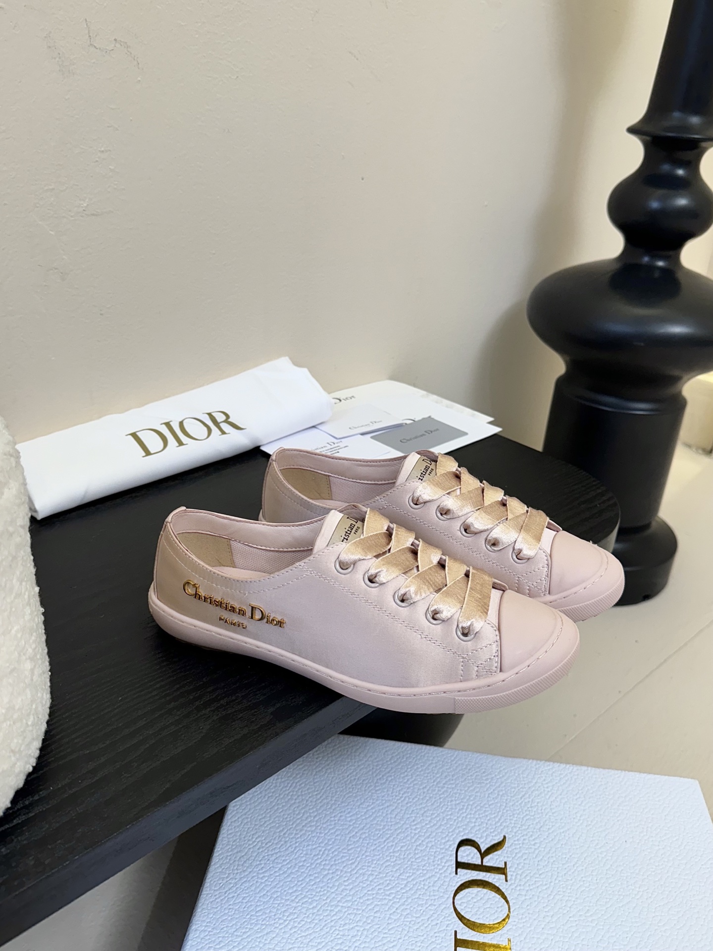 
迪奥 DIOR lucky缎面休闲运动鞋!DIOR 设计师真的太懂女生夏天的需求了 这次的新品Luck