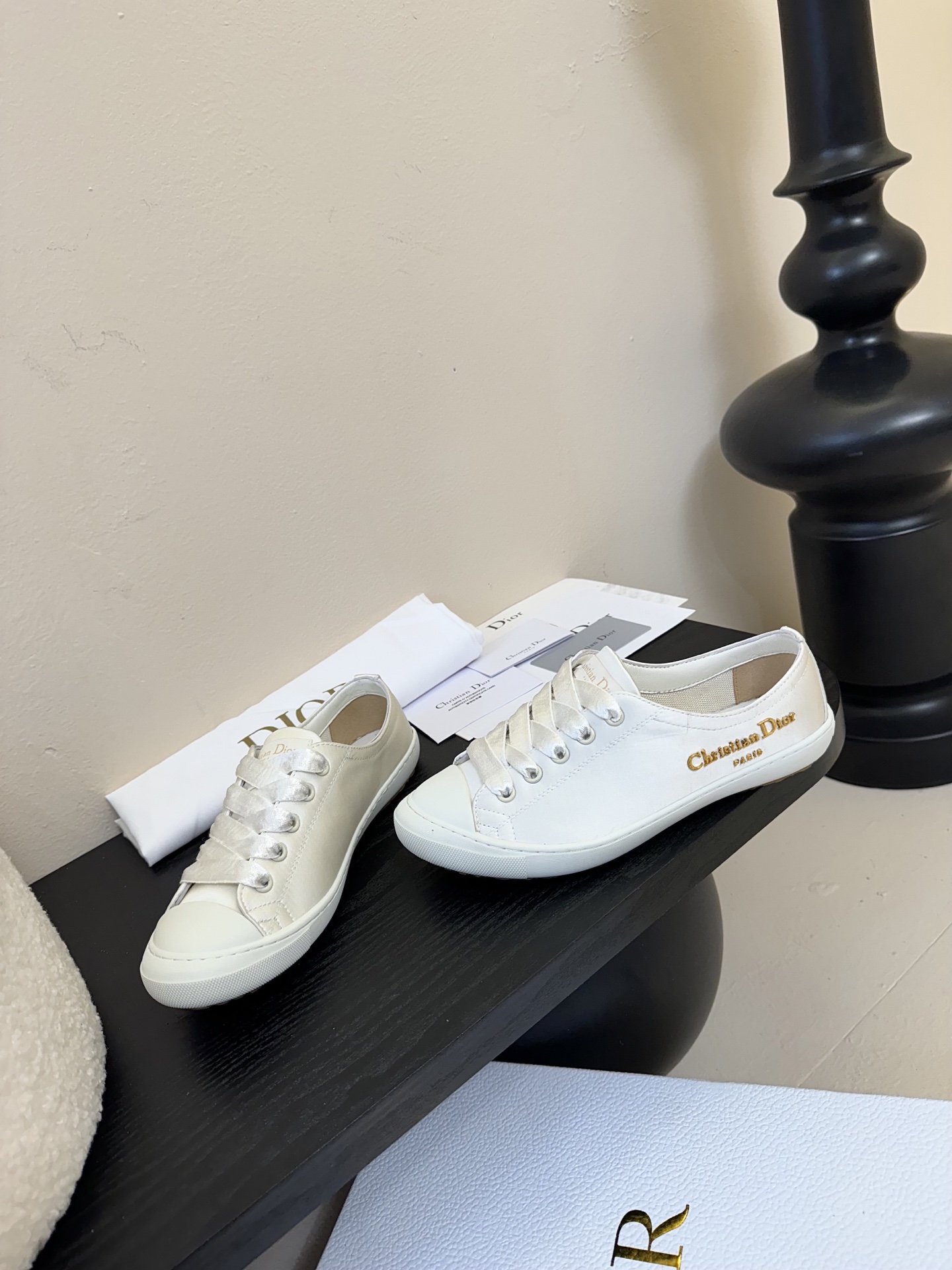 
迪奥 DIOR lucky缎面休闲运动鞋!DIOR 设计师真的太懂女生夏天的需求了 这次的新品Luck