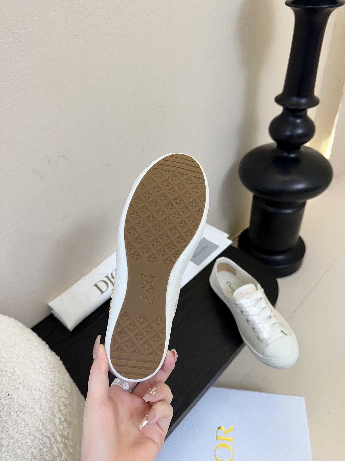 
迪奥 DIOR lucky缎面休闲运动鞋!DIOR 设计师真的太懂女生夏天的需求了 这次的新品Luck