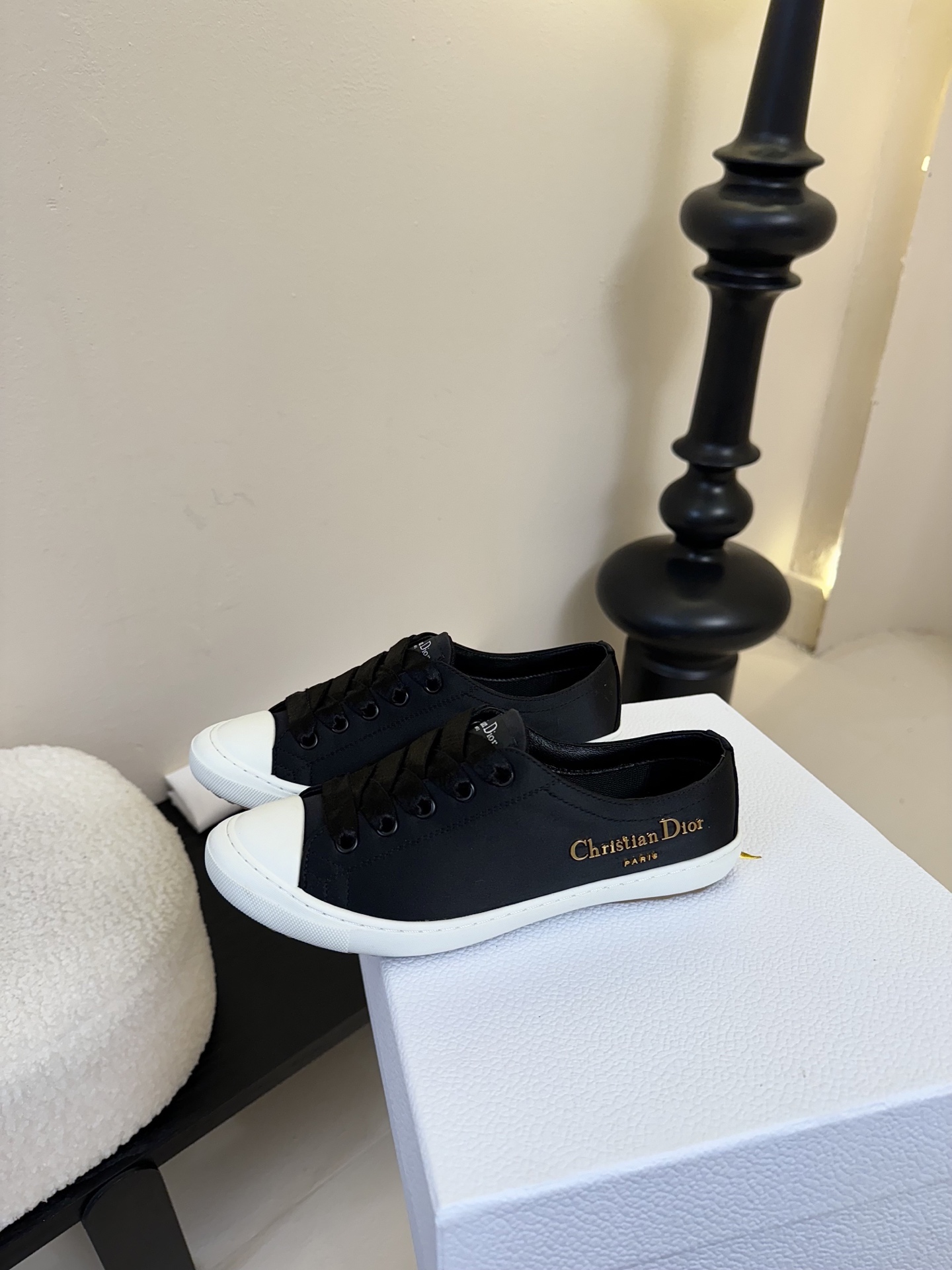 
迪奥 DIOR lucky缎面休闲运动鞋!DIOR 设计师真的太懂女生夏天的需求了 这次的新品Luck