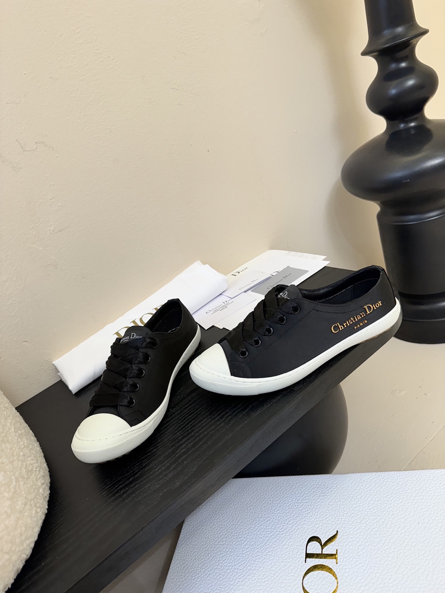 
迪奥 DIOR lucky缎面休闲运动鞋!DIOR 设计师真的太懂女生夏天的需求了 这次的新品Luck