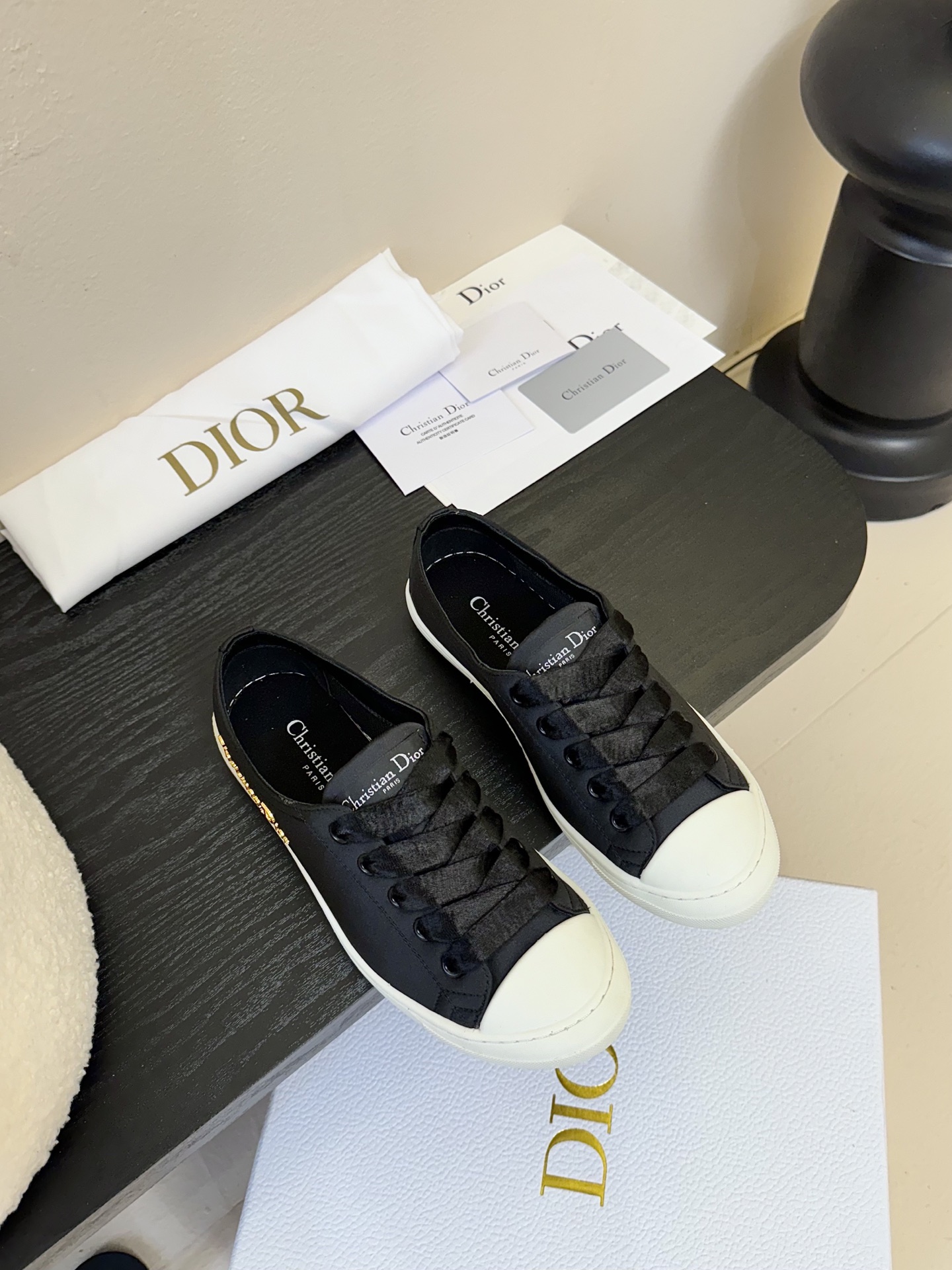 
迪奥 DIOR lucky缎面休闲运动鞋!DIOR 设计师真的太懂女生夏天的需求了 这次的新品Luck