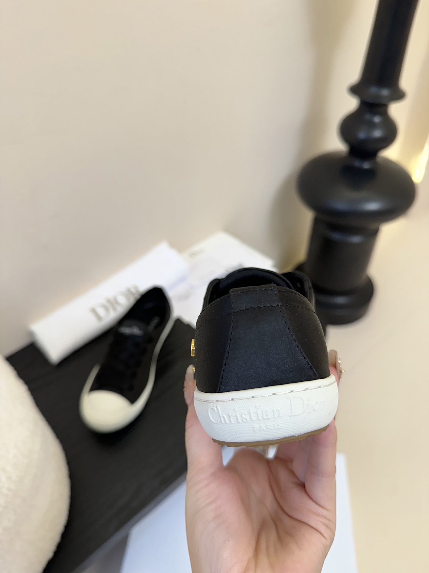 
迪奥 DIOR lucky缎面休闲运动鞋!DIOR 设计师真的太懂女生夏天的需求了 这次的新品Luck