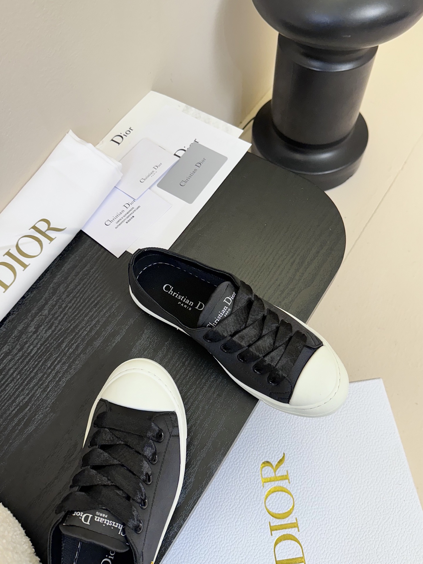 
迪奥 DIOR lucky缎面休闲运动鞋!DIOR 设计师真的太懂女生夏天的需求了 这次的新品Luck