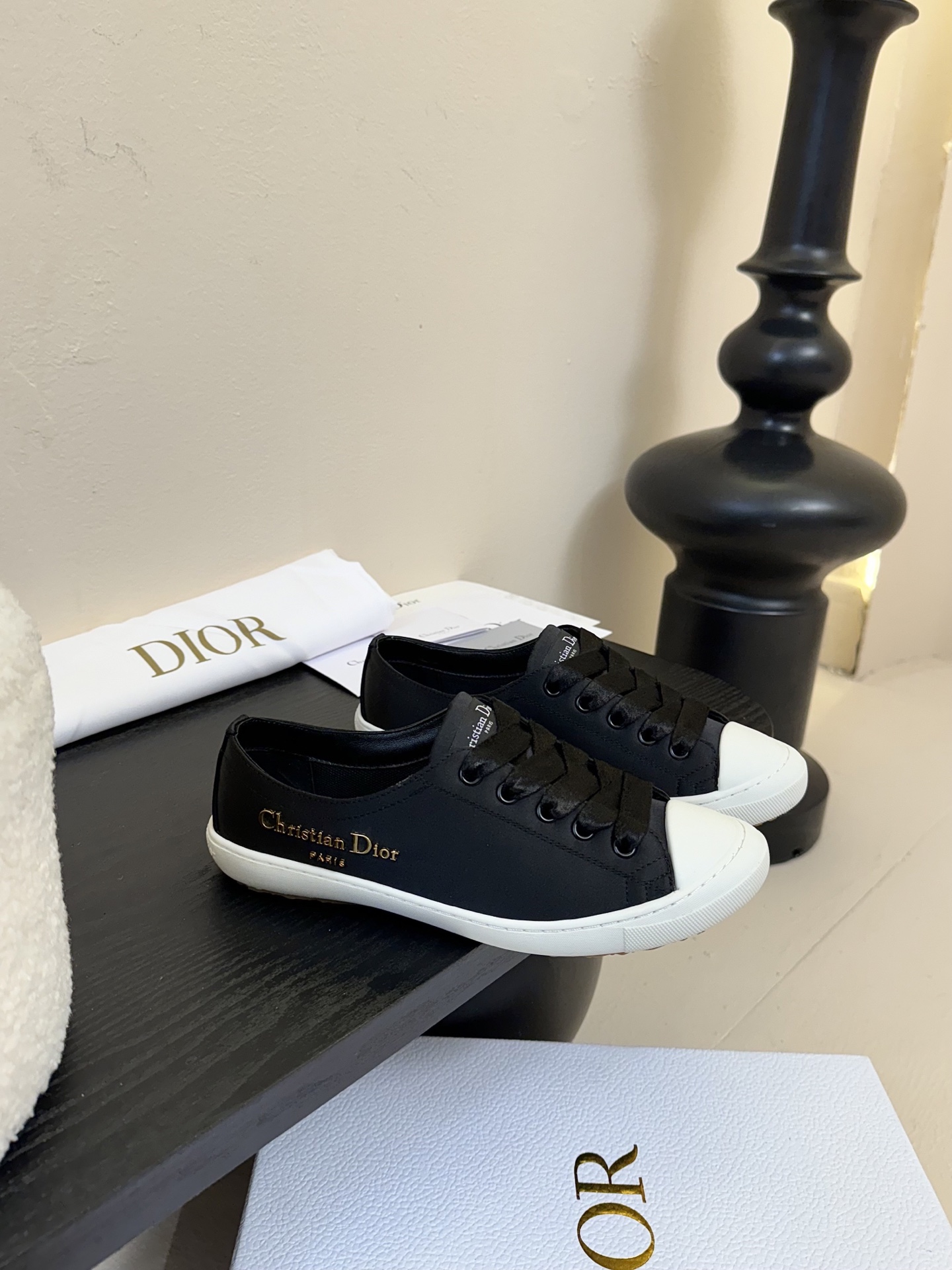 
迪奥 DIOR lucky缎面休闲运动鞋!DIOR 设计师真的太懂女生夏天的需求了 这次的新品Luck