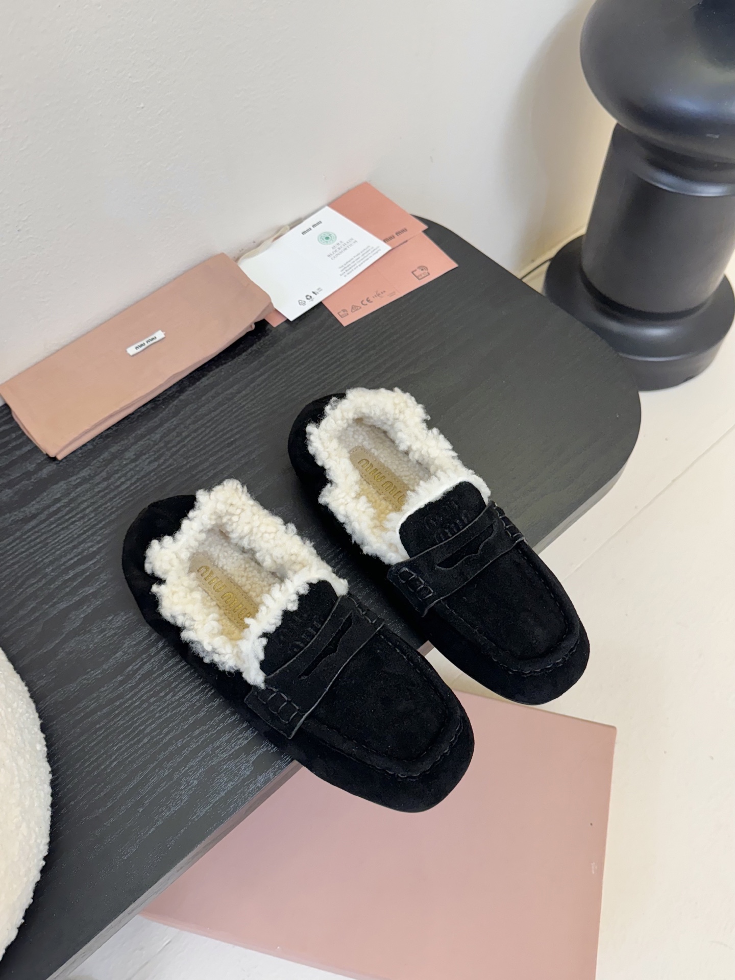 
MIUMIU*缪缪厚底2025年新款英伦风羊毛乐福鞋棉鞋
🤩怎么穿都好看今夏时髦精最爱
看起来不怎么舒