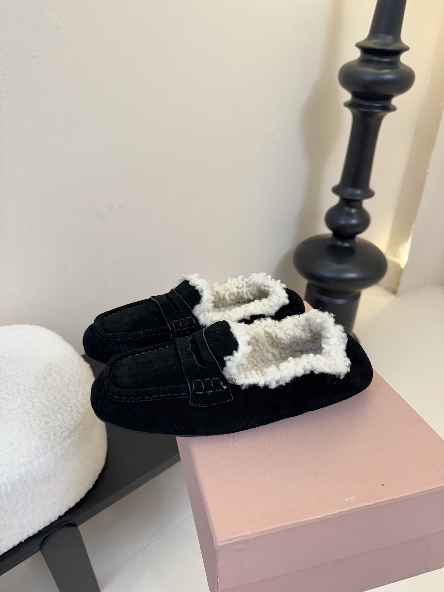 
MIUMIU*缪缪厚底2025年新款英伦风羊毛乐福鞋棉鞋
🤩怎么穿都好看今夏时髦精最爱
看起来不怎么舒