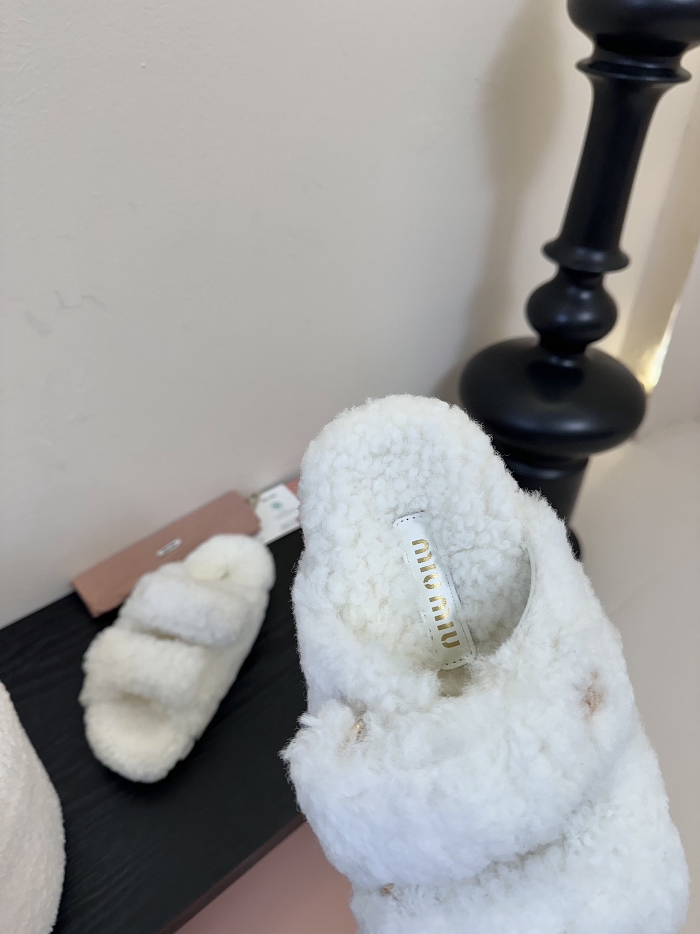   
  MiuMiu/缪缪最新火爆款毛毛拖

原版倒模楦型，极致11形体

✔面料：羊卷毛
✔里料：羊