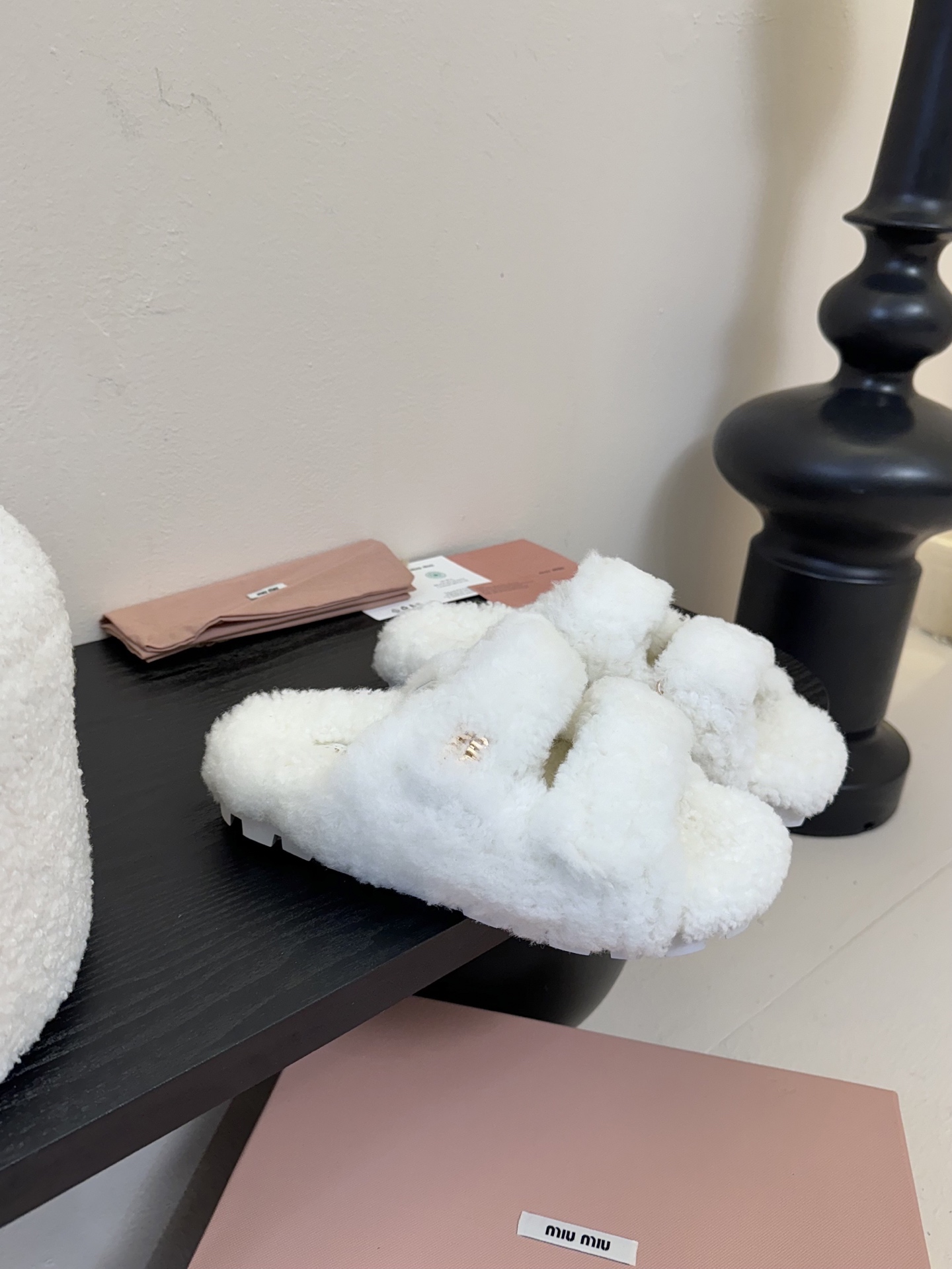   
  MiuMiu/缪缪最新火爆款毛毛拖

原版倒模楦型，极致11形体

✔面料：羊卷毛
✔里料：羊