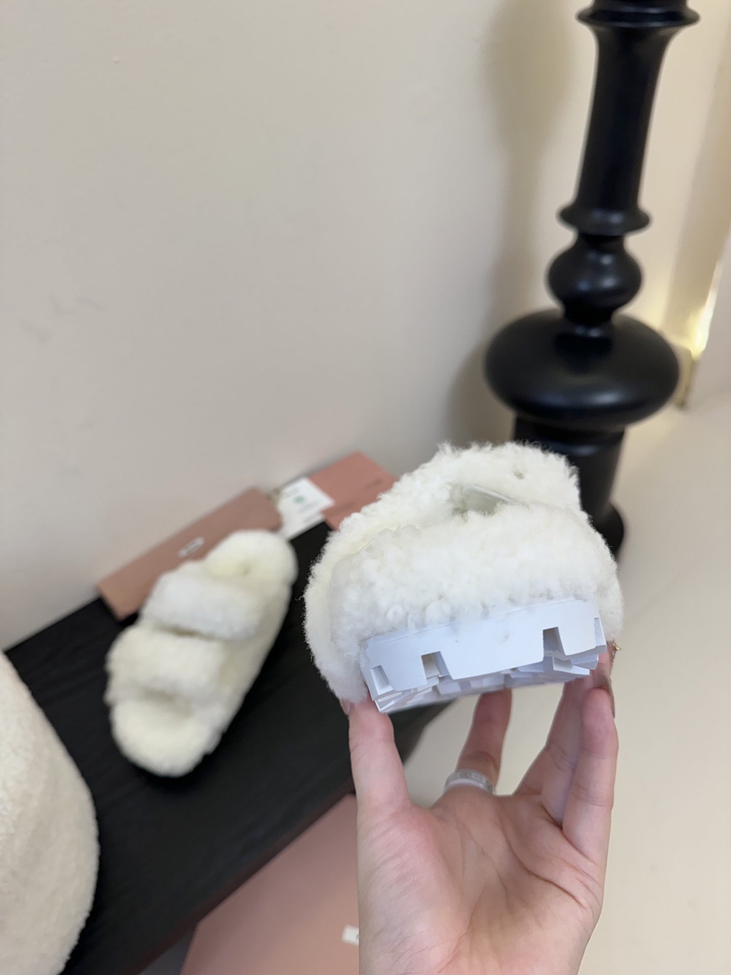   
  MiuMiu/缪缪最新火爆款毛毛拖

原版倒模楦型，极致11形体

✔面料：羊卷毛
✔里料：羊