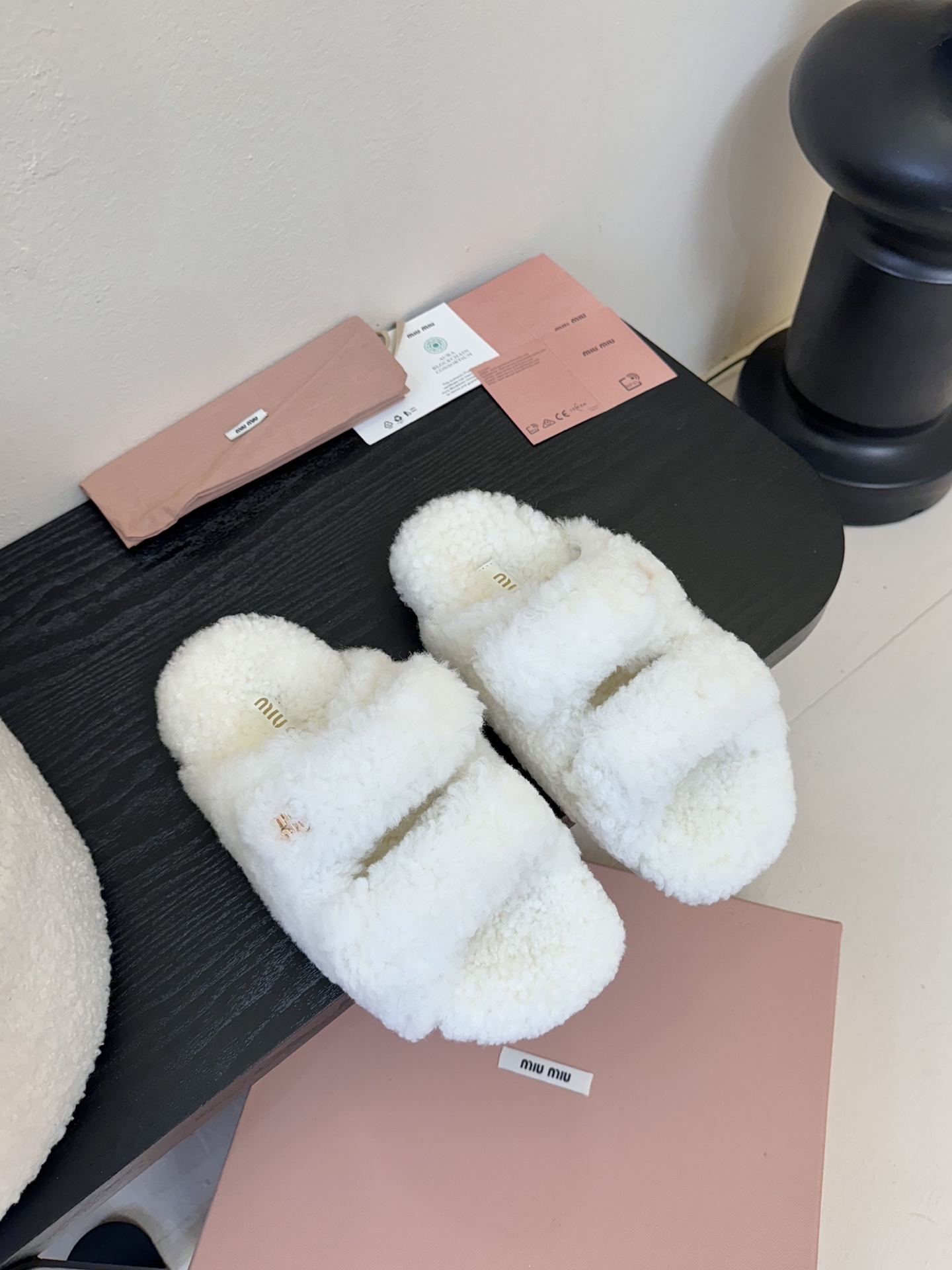   
  MiuMiu/缪缪最新火爆款毛毛拖

原版倒模楦型，极致11形体

✔面料：羊卷毛
✔里料：羊