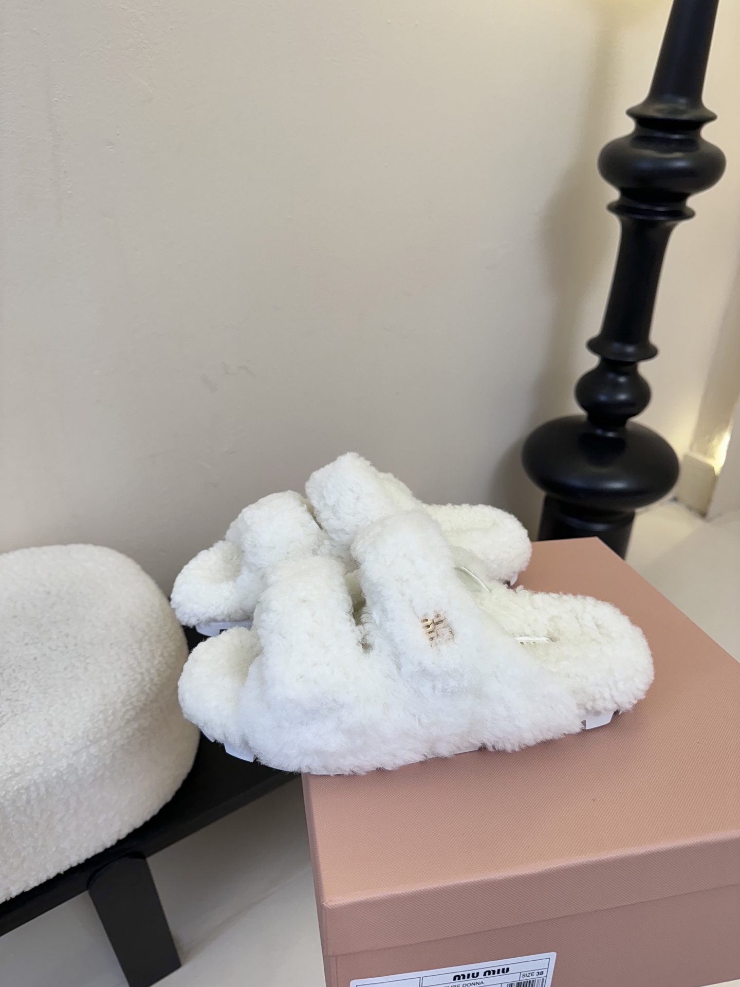   
  MiuMiu/缪缪最新火爆款毛毛拖

原版倒模楦型，极致11形体

✔面料：羊卷毛
✔里料：羊