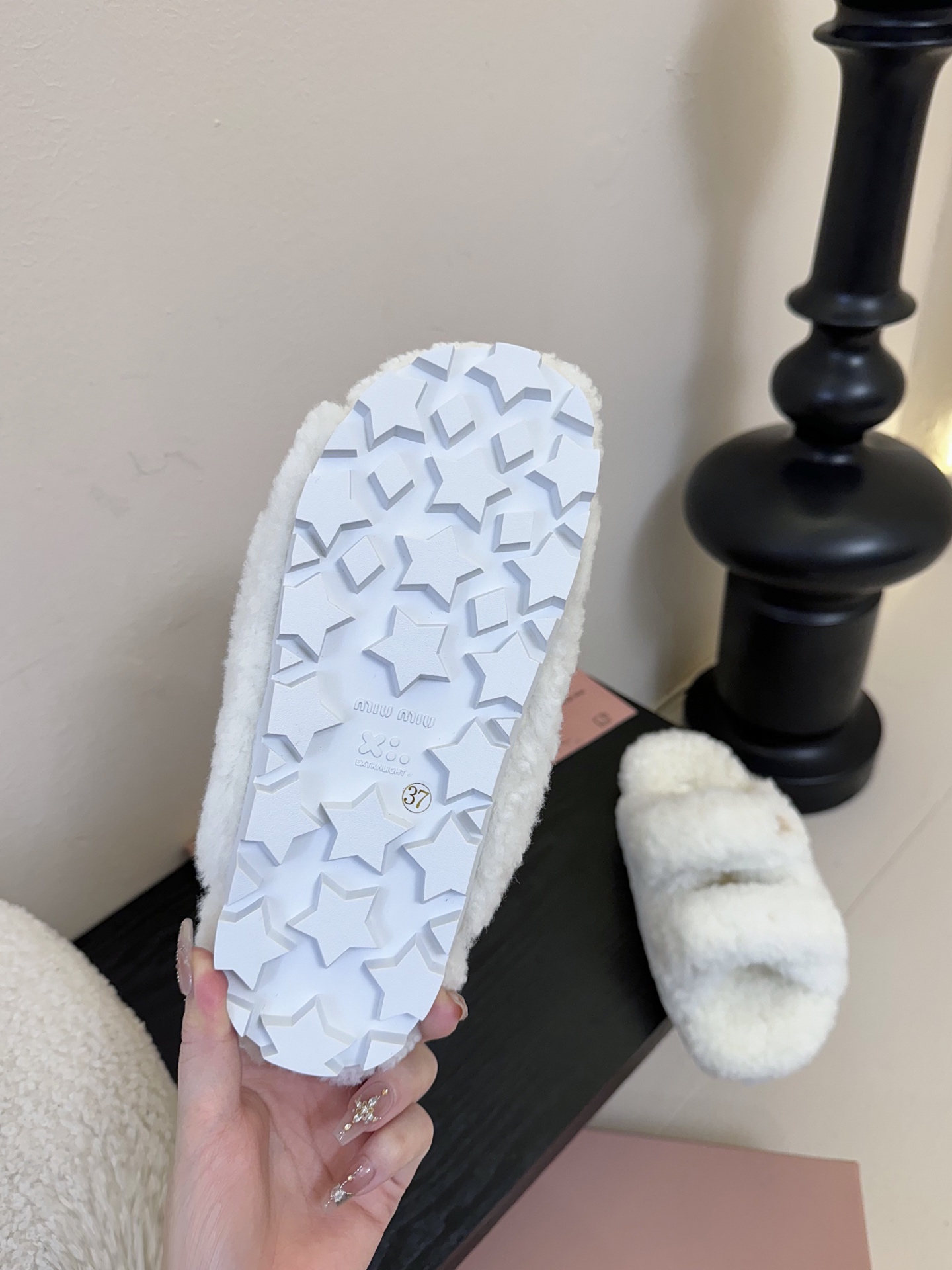   
  MiuMiu/缪缪最新火爆款毛毛拖

原版倒模楦型，极致11形体

✔面料：羊卷毛
✔里料：羊