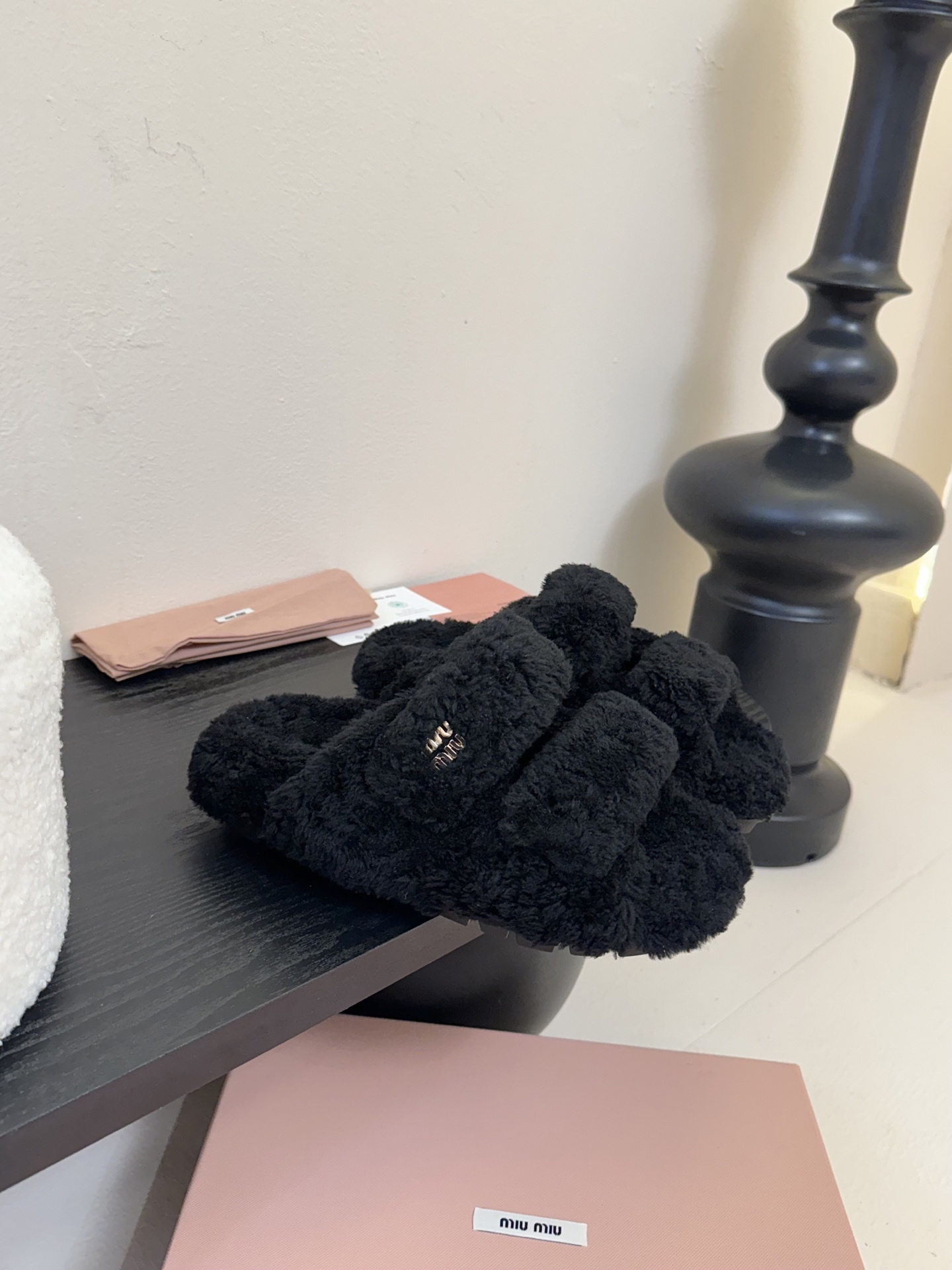   
  MiuMiu/缪缪最新火爆款毛毛拖

原版倒模楦型，极致11形体

✔面料：羊卷毛
✔里料：羊