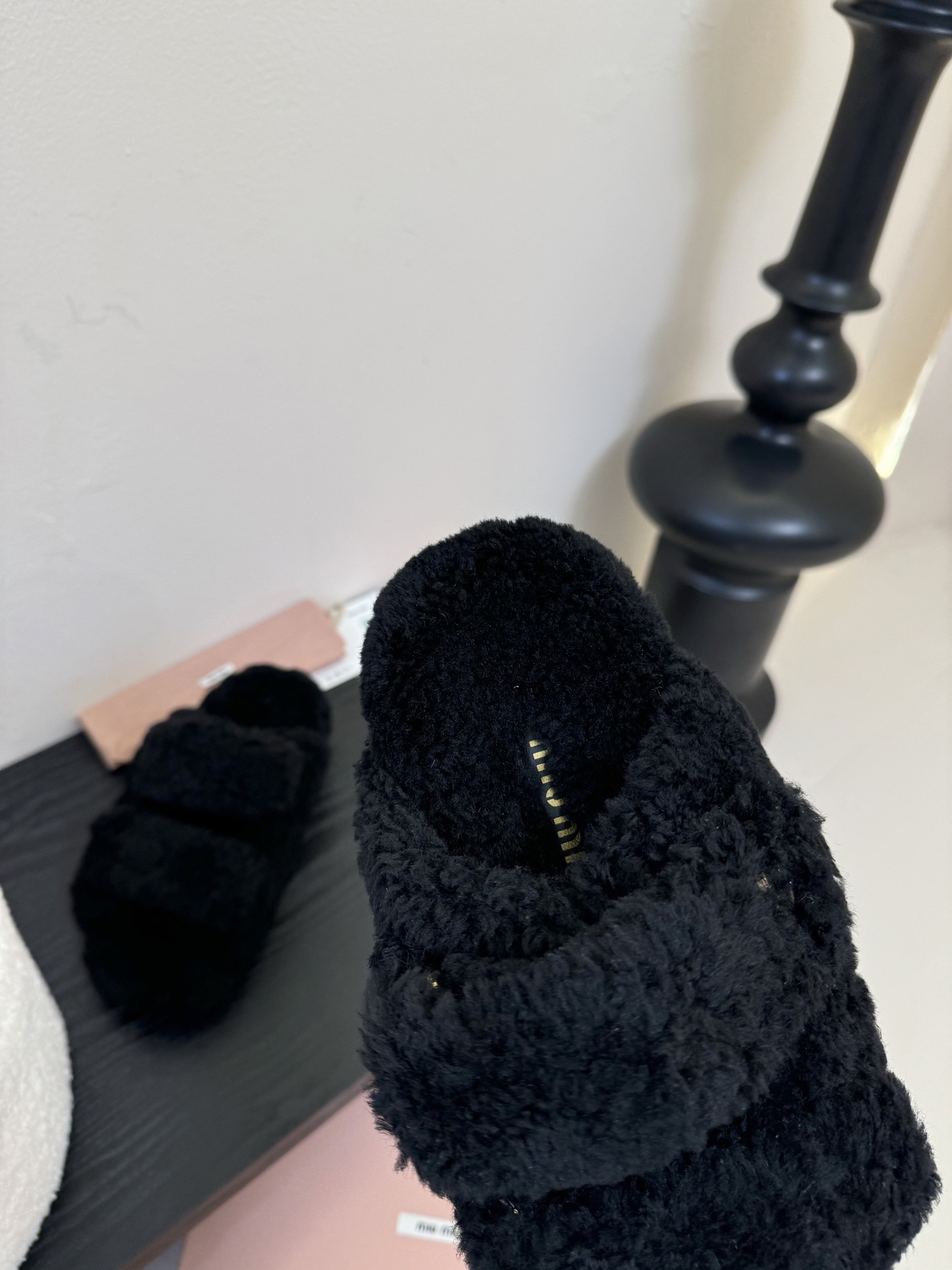   
  MiuMiu/缪缪最新火爆款毛毛拖

原版倒模楦型，极致11形体

✔面料：羊卷毛
✔里料：羊