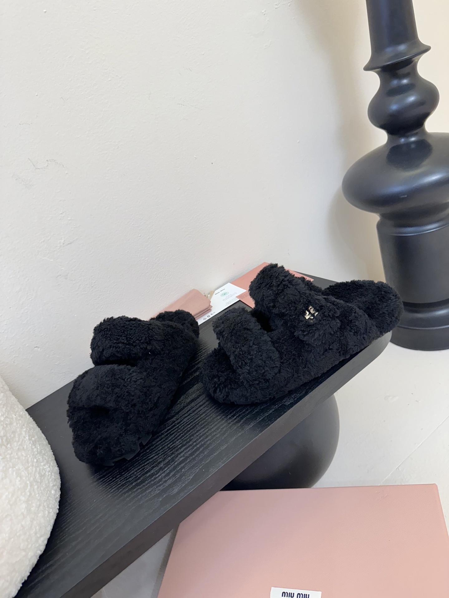   
  MiuMiu/缪缪最新火爆款毛毛拖

原版倒模楦型，极致11形体

✔面料：羊卷毛
✔里料：羊