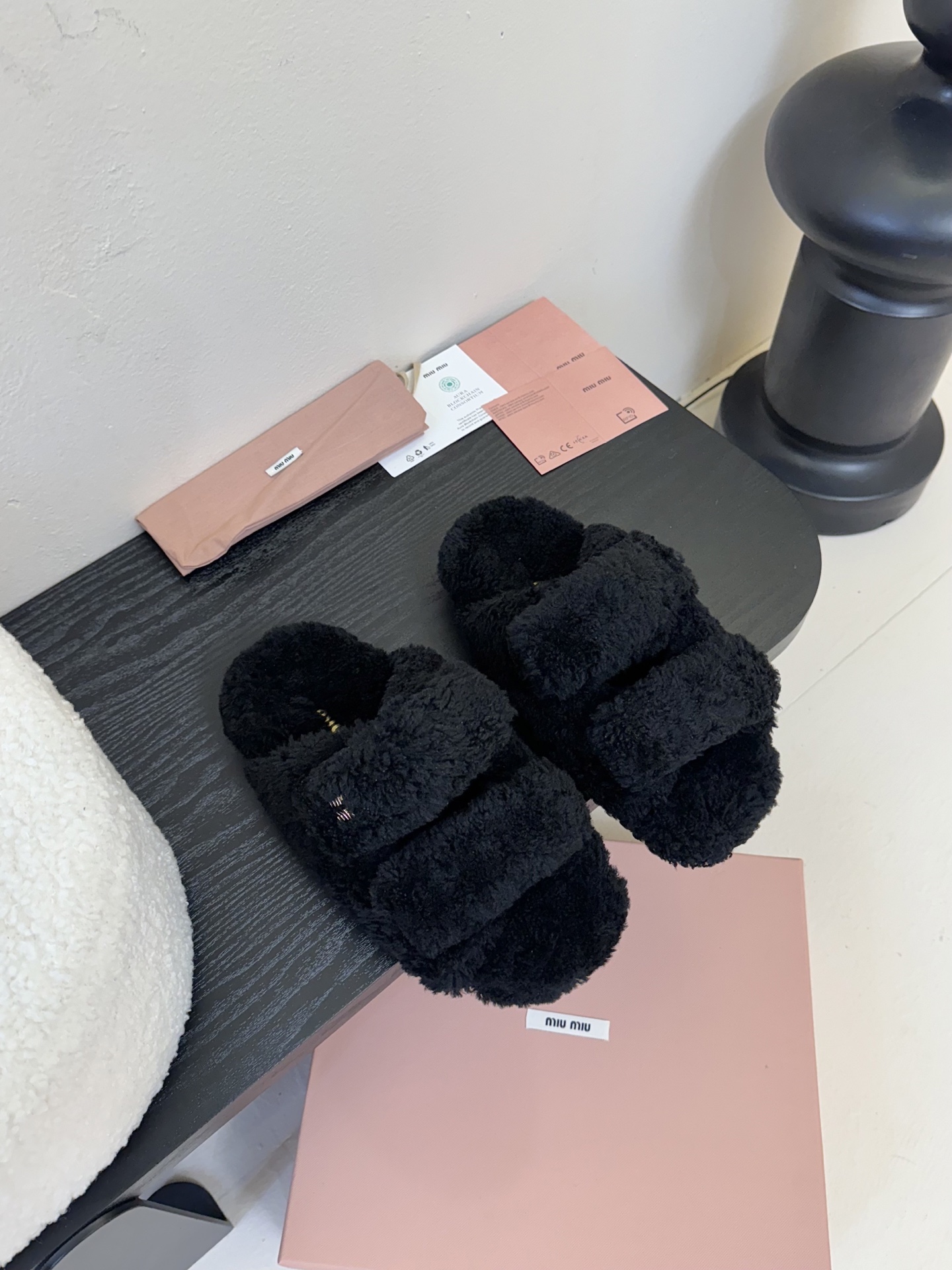   
  MiuMiu/缪缪最新火爆款毛毛拖

原版倒模楦型，极致11形体

✔面料：羊卷毛
✔里料：羊