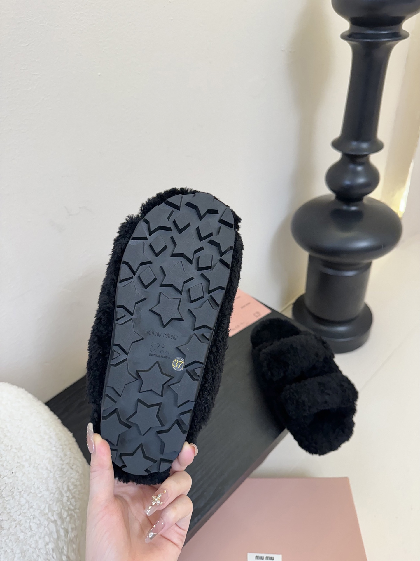   
  MiuMiu/缪缪最新火爆款毛毛拖

原版倒模楦型，极致11形体

✔面料：羊卷毛
✔里料：羊