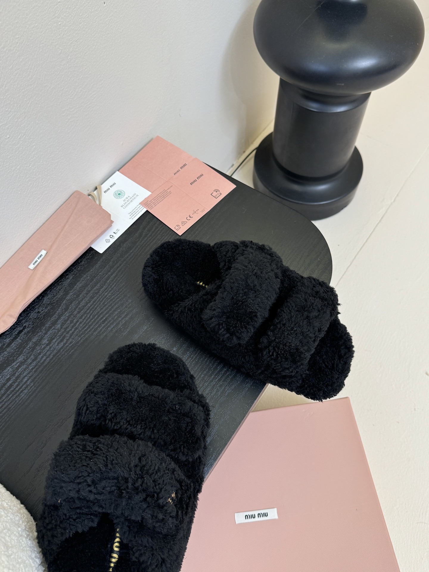   
  MiuMiu/缪缪最新火爆款毛毛拖

原版倒模楦型，极致11形体

✔面料：羊卷毛
✔里料：羊