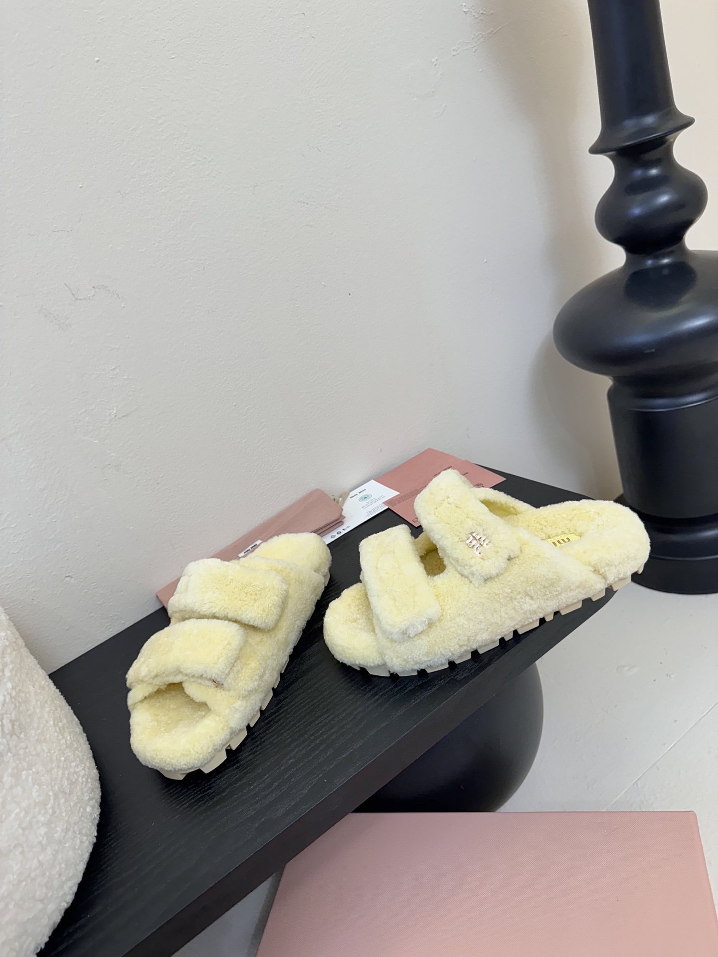   
  MiuMiu/缪缪最新火爆款毛毛拖

原版倒模楦型，极致11形体

✔面料：羊卷毛
✔里料：羊