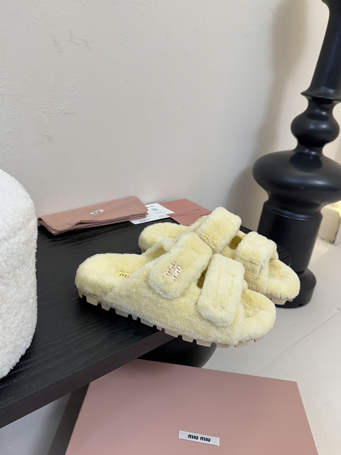   
  MiuMiu/缪缪最新火爆款毛毛拖

原版倒模楦型，极致11形体

✔面料：羊卷毛
✔里料：羊