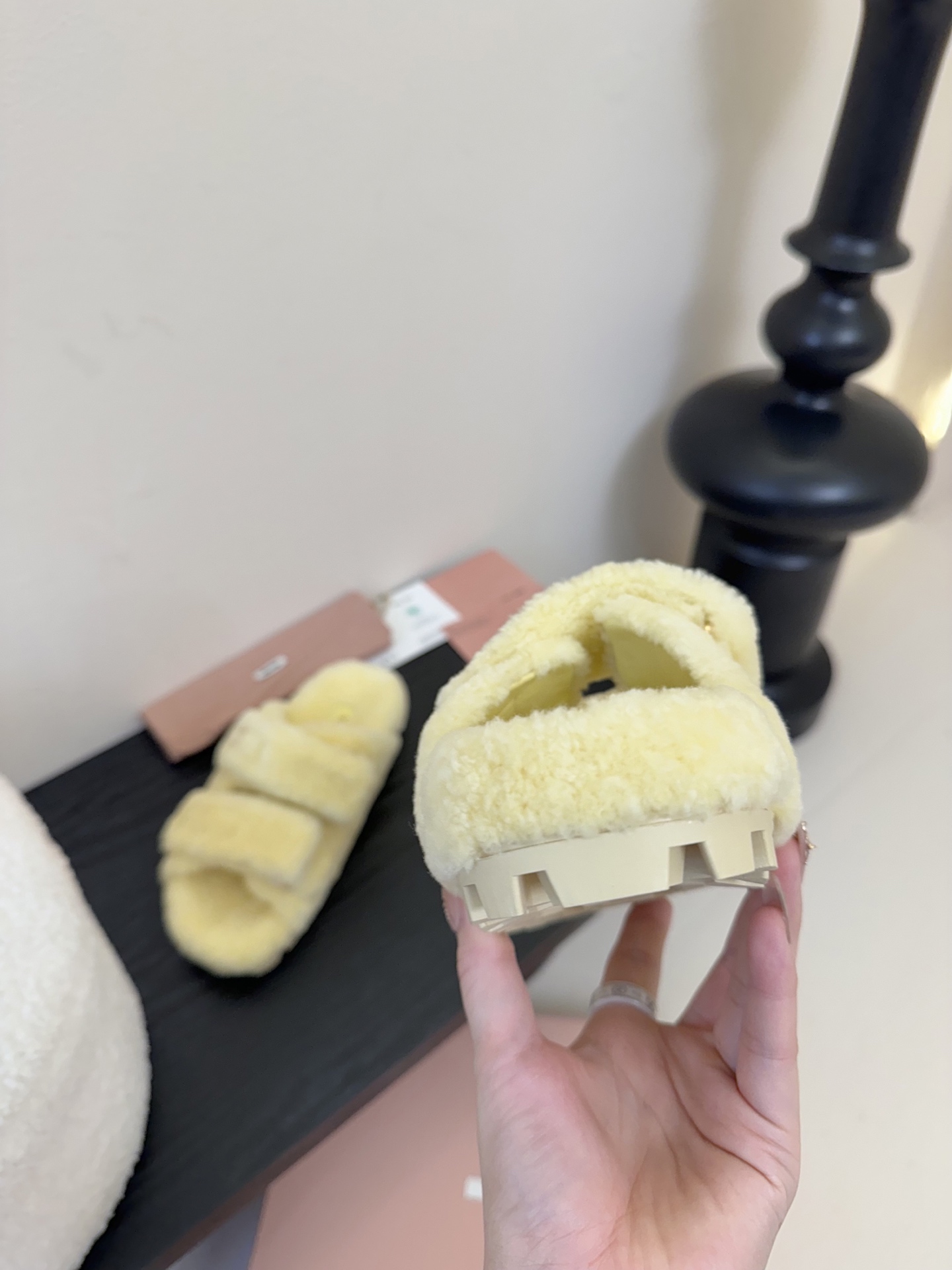   
  MiuMiu/缪缪最新火爆款毛毛拖

原版倒模楦型，极致11形体

✔面料：羊卷毛
✔里料：羊