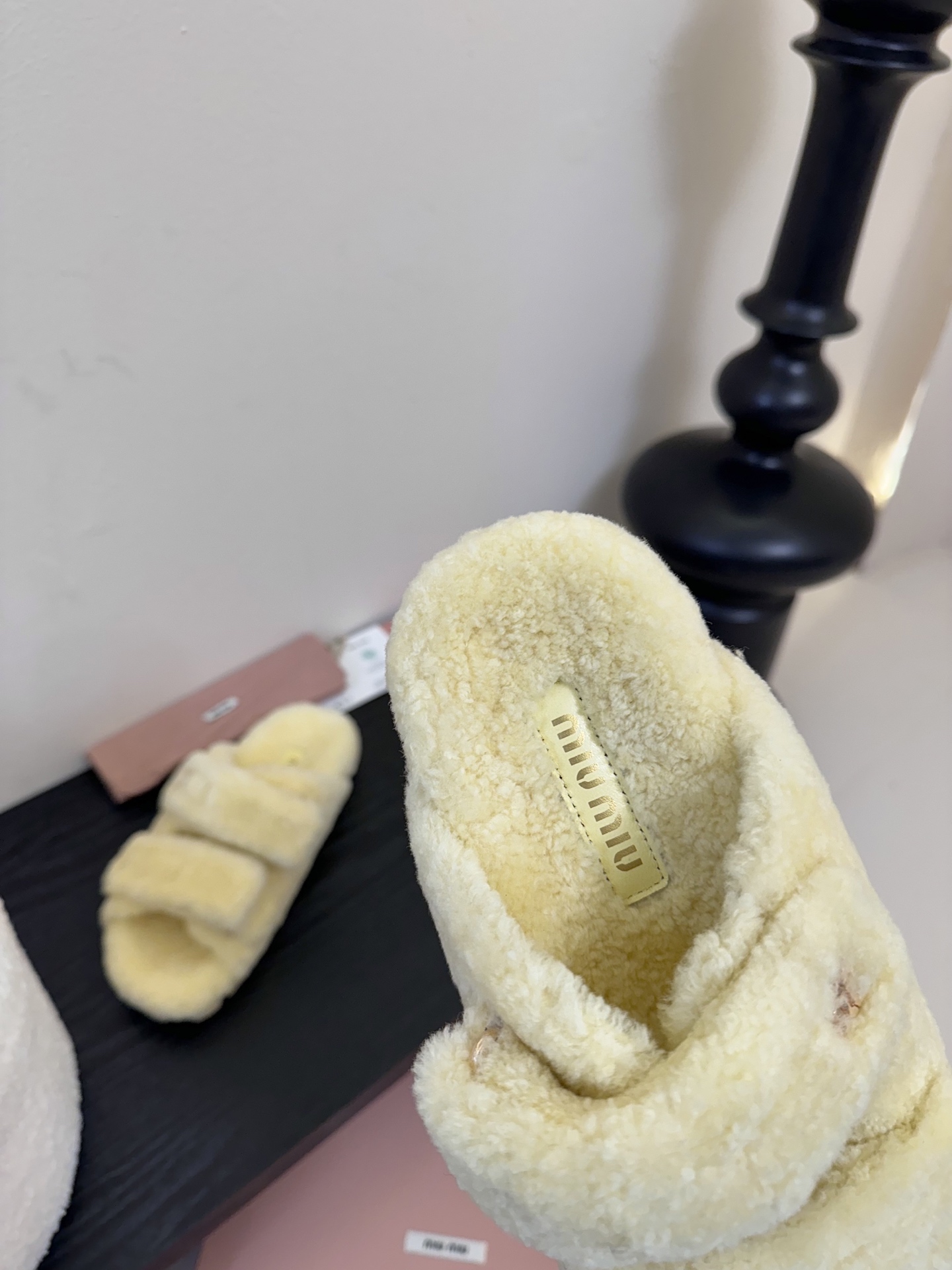   
  MiuMiu/缪缪最新火爆款毛毛拖

原版倒模楦型，极致11形体

✔面料：羊卷毛
✔里料：羊