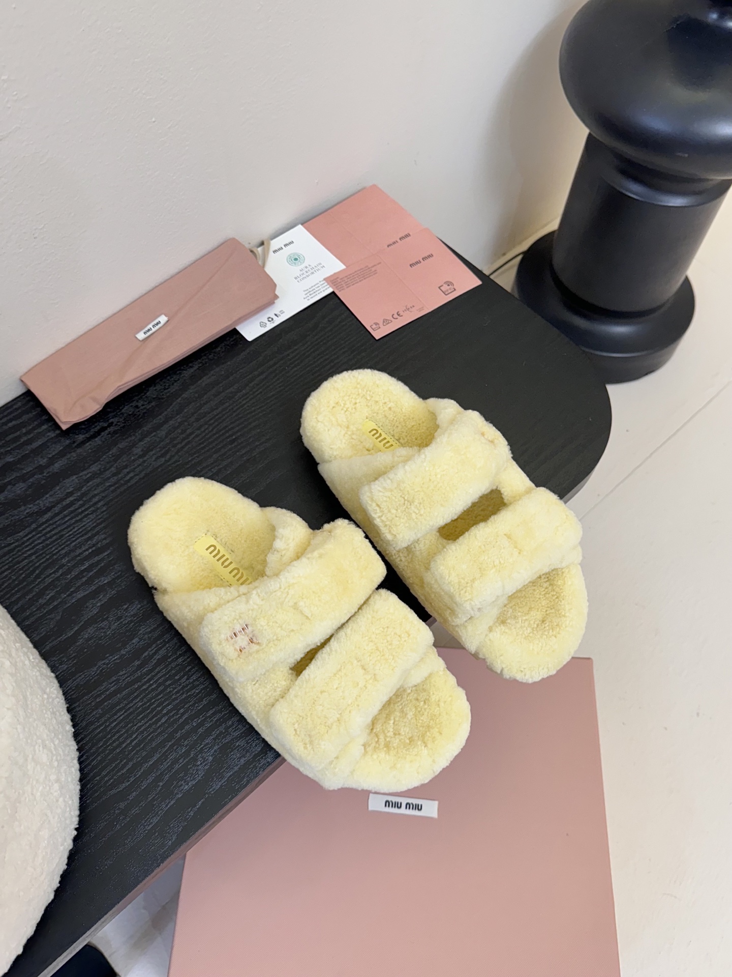   
  MiuMiu/缪缪最新火爆款毛毛拖

原版倒模楦型，极致11形体

✔面料：羊卷毛
✔里料：羊