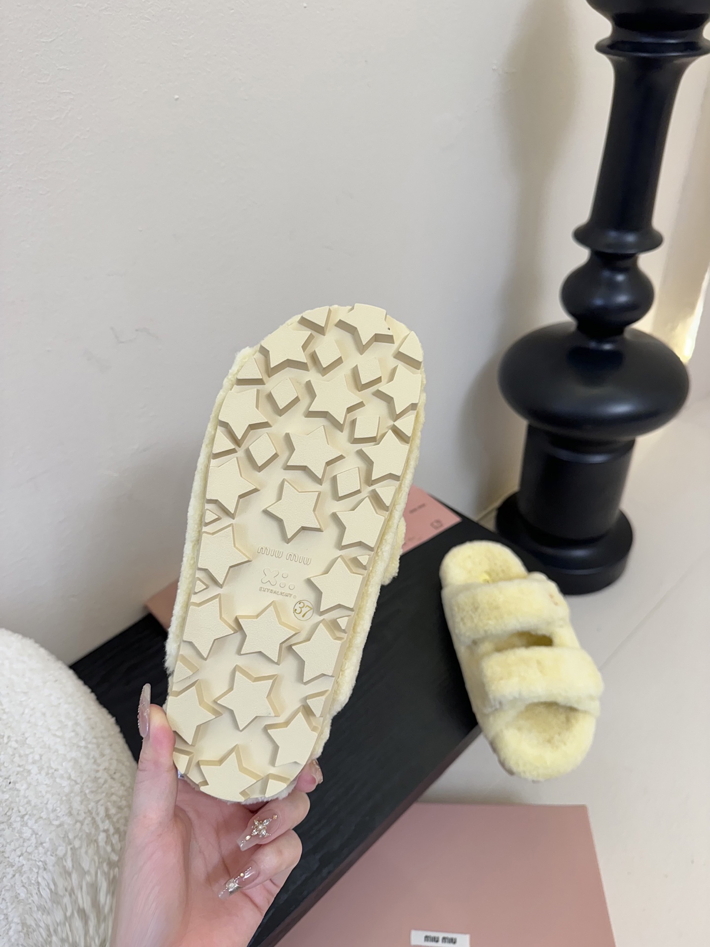   
  MiuMiu/缪缪最新火爆款毛毛拖

原版倒模楦型，极致11形体

✔面料：羊卷毛
✔里料：羊
