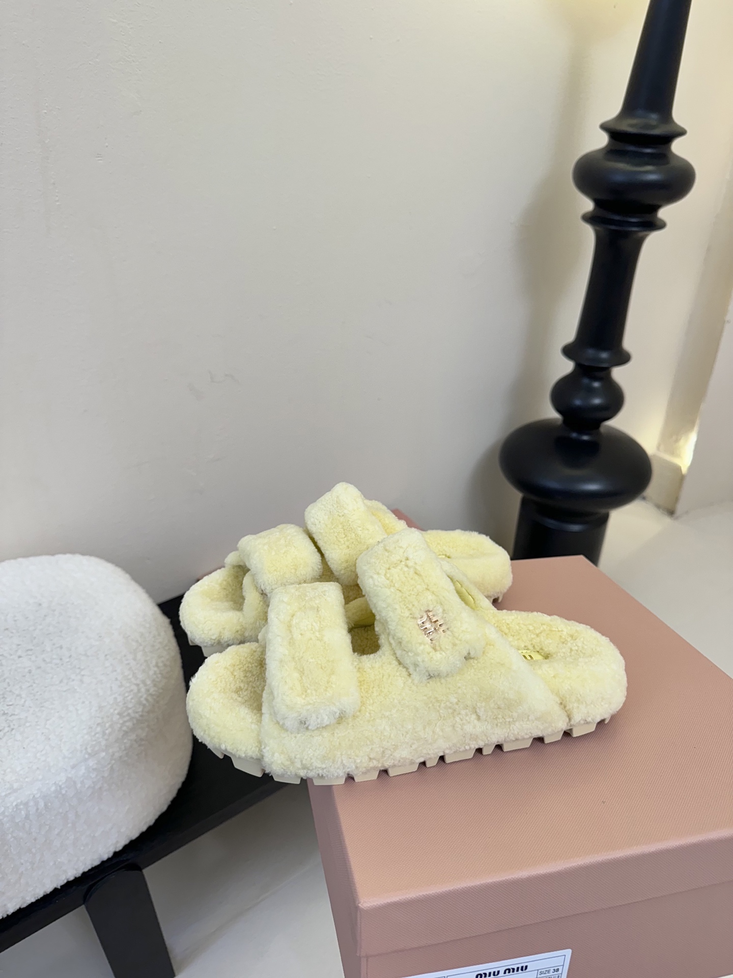   
  MiuMiu/缪缪最新火爆款毛毛拖

原版倒模楦型，极致11形体

✔面料：羊卷毛
✔里料：羊