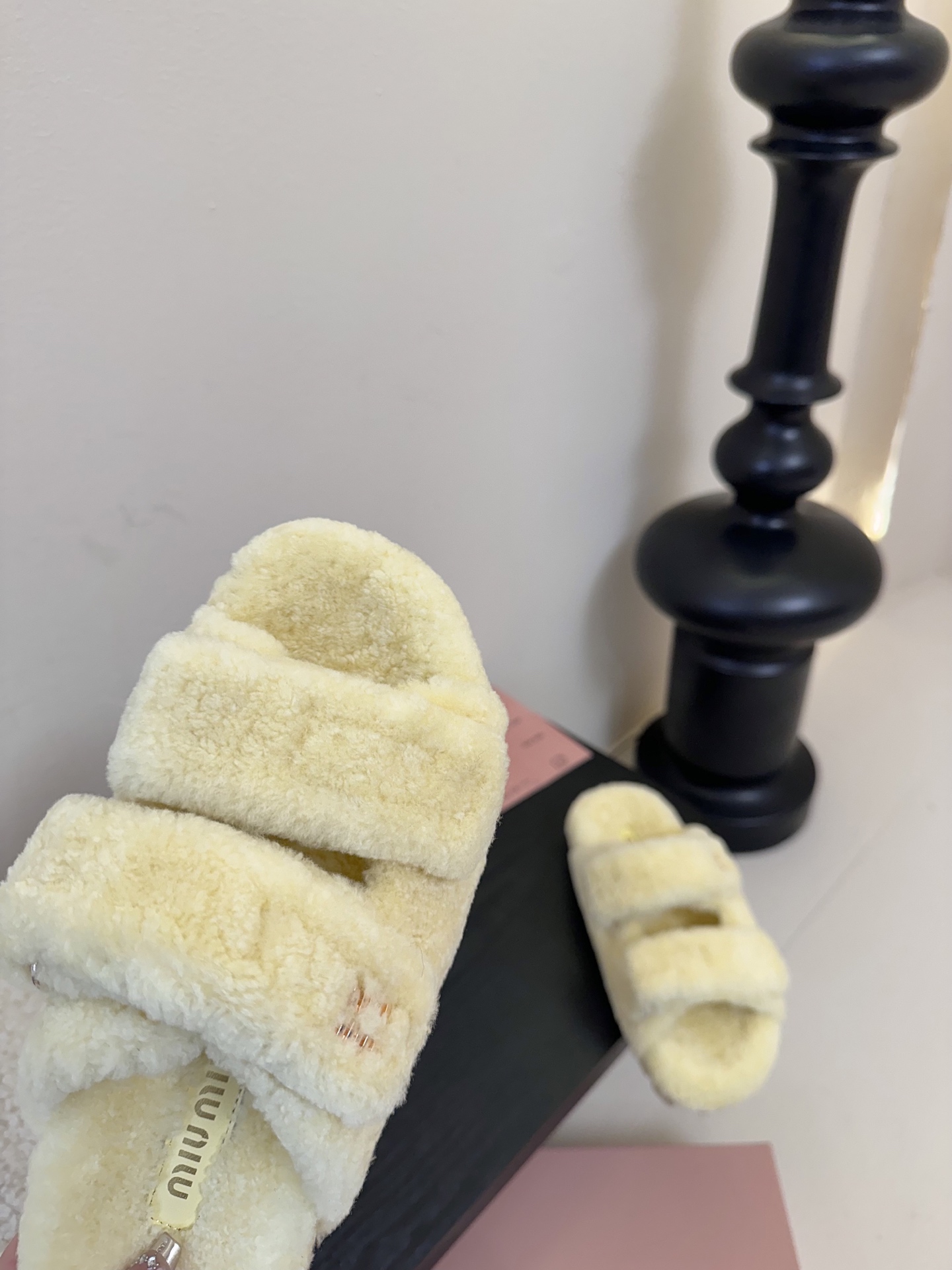   
  MiuMiu/缪缪最新火爆款毛毛拖

原版倒模楦型，极致11形体

✔面料：羊卷毛
✔里料：羊