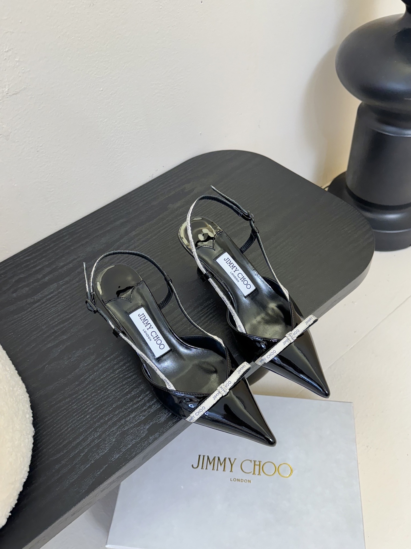 JimmyCho* 新款小猫跟高跟鞋拖鞋
是品牌经典款式之一,完美融合了优雅与舒适,既保留了高跟鞋的