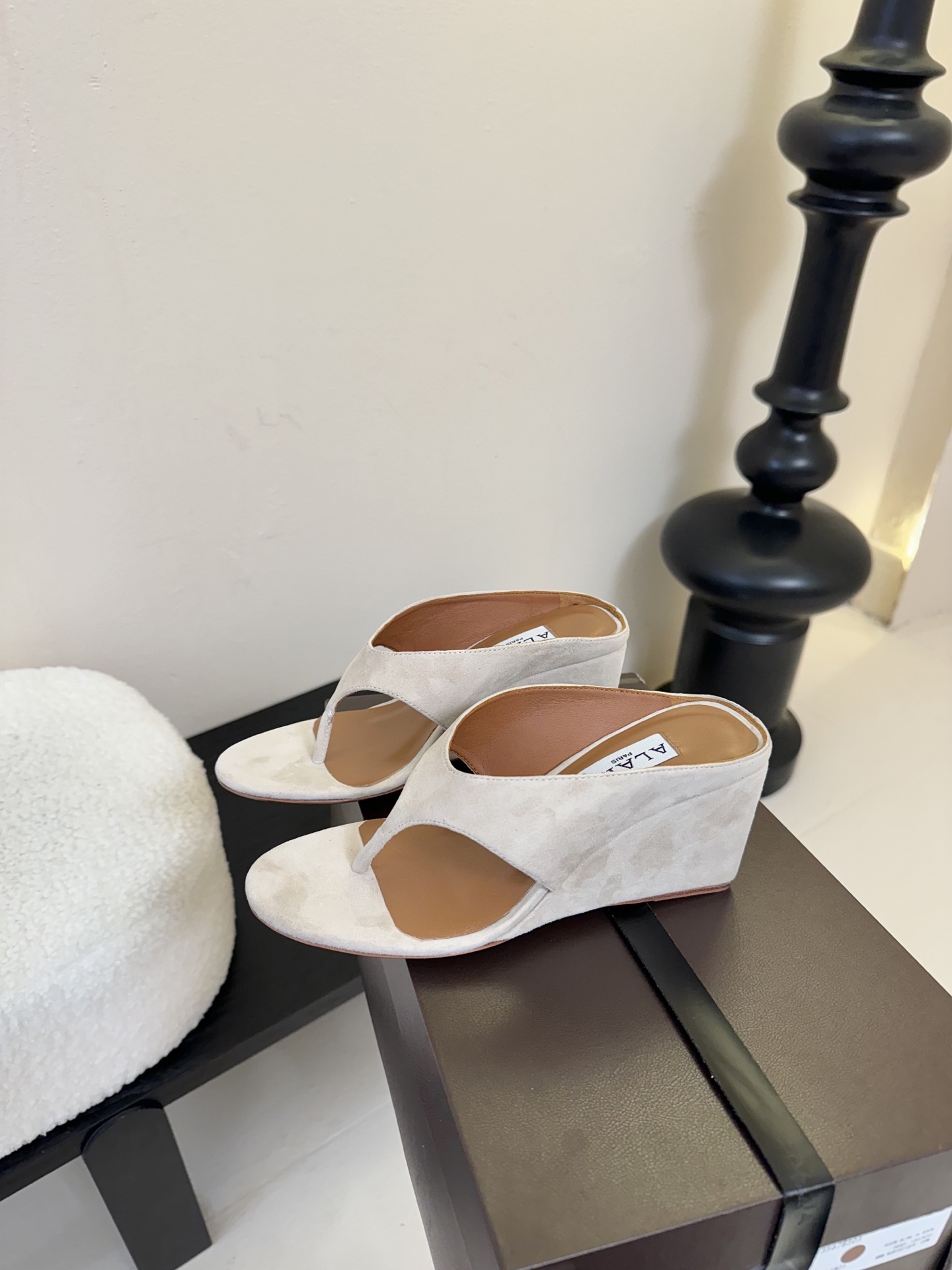 
ALAIA 𝟐𝟓春夏新品简易羊京坡跟夹脚凉鞋拖鞋
异形跟穆勒鞋 不对称设计打破常规 释放独特气场 圆头