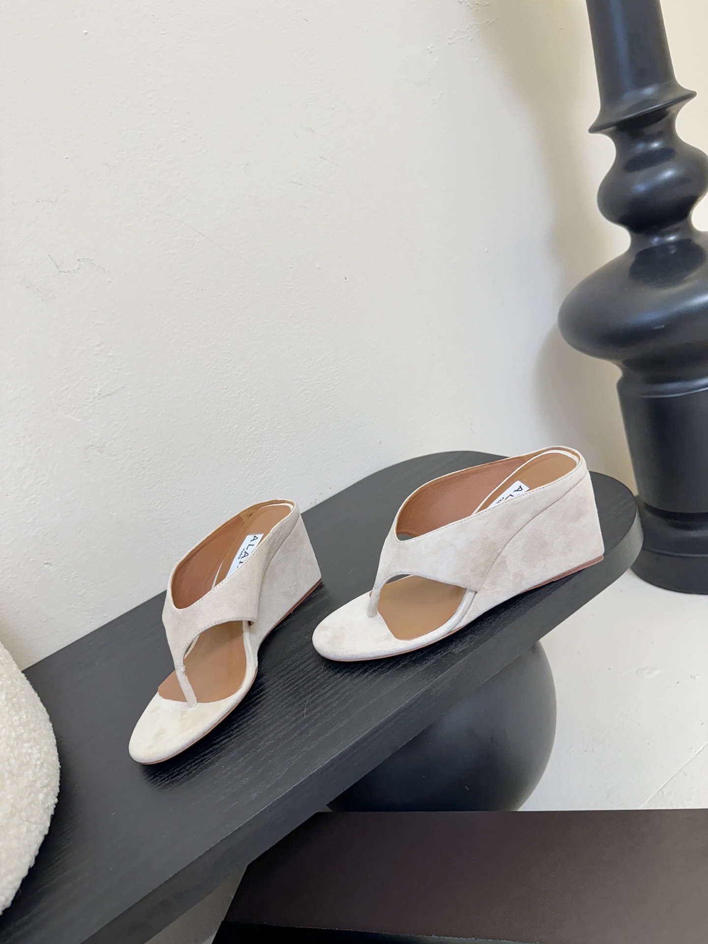 
ALAIA 𝟐𝟓春夏新品简易羊京坡跟夹脚凉鞋拖鞋
异形跟穆勒鞋 不对称设计打破常规 释放独特气场 圆头